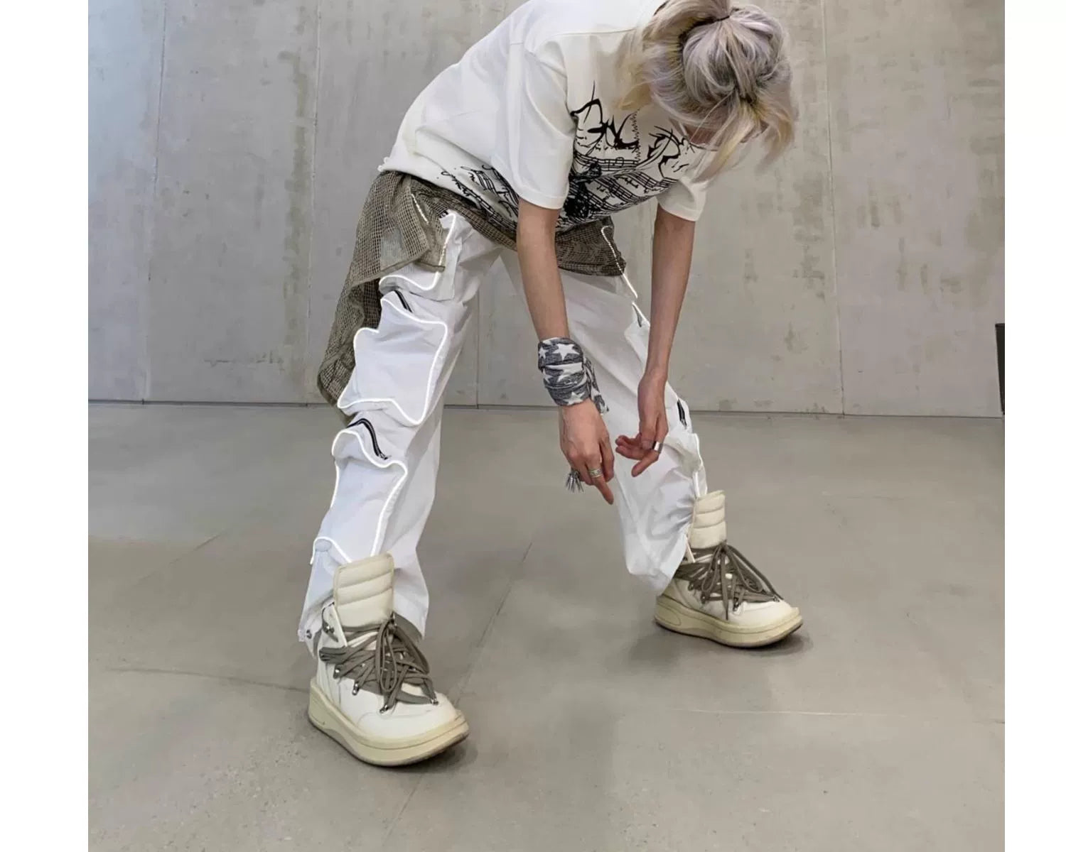 These reflective cargo pants from Sanhoostudio feature 3D star patches and bold avant-garde styling. The oversized fit and dark aesthetic make them ideal for nightwear, performance looks, or urban outfits, blending futuristic energy with functional streetwear practicality.