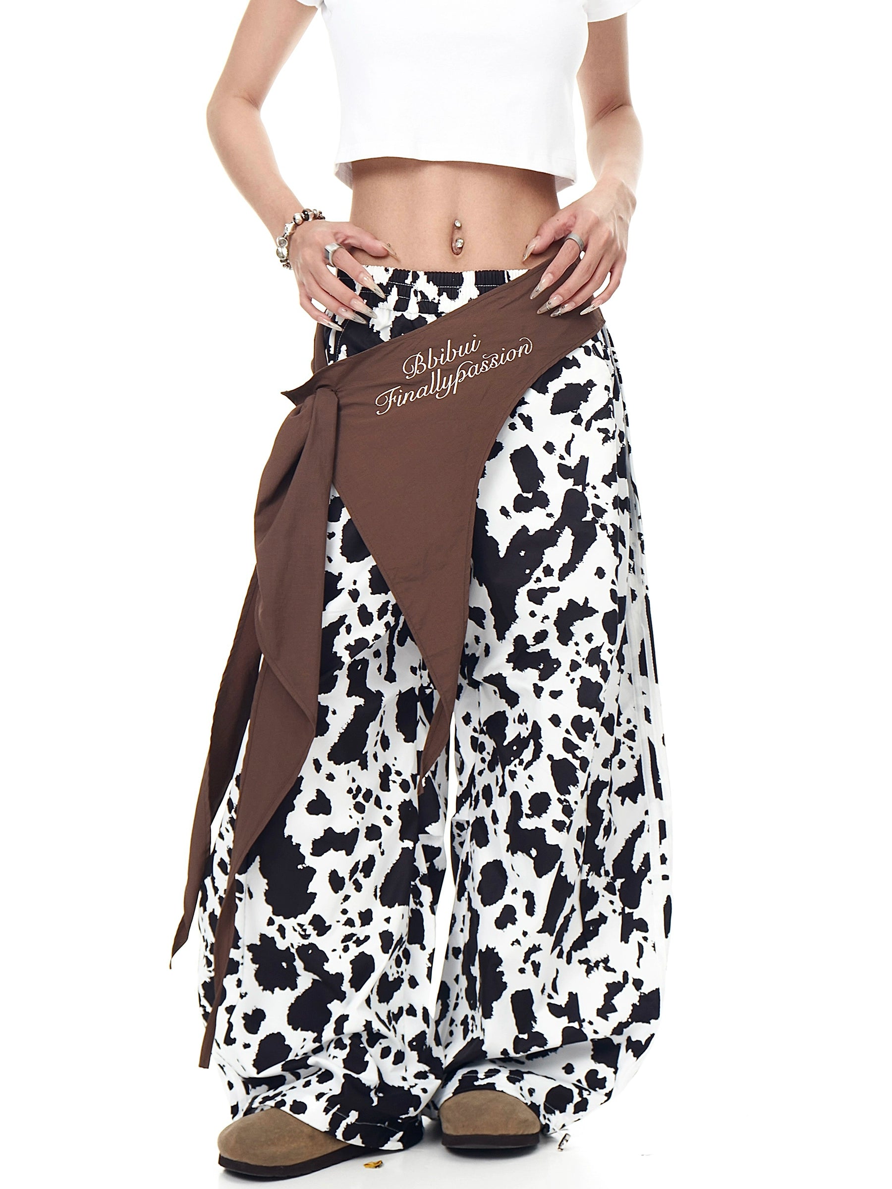 The Sanhoostudio lace-up wide-leg pants feature a black-and-white color-block design with blade-style hem details. Their oversized silhouette and bold contrasts deliver high street energy with a unique avant-garde aesthetic.