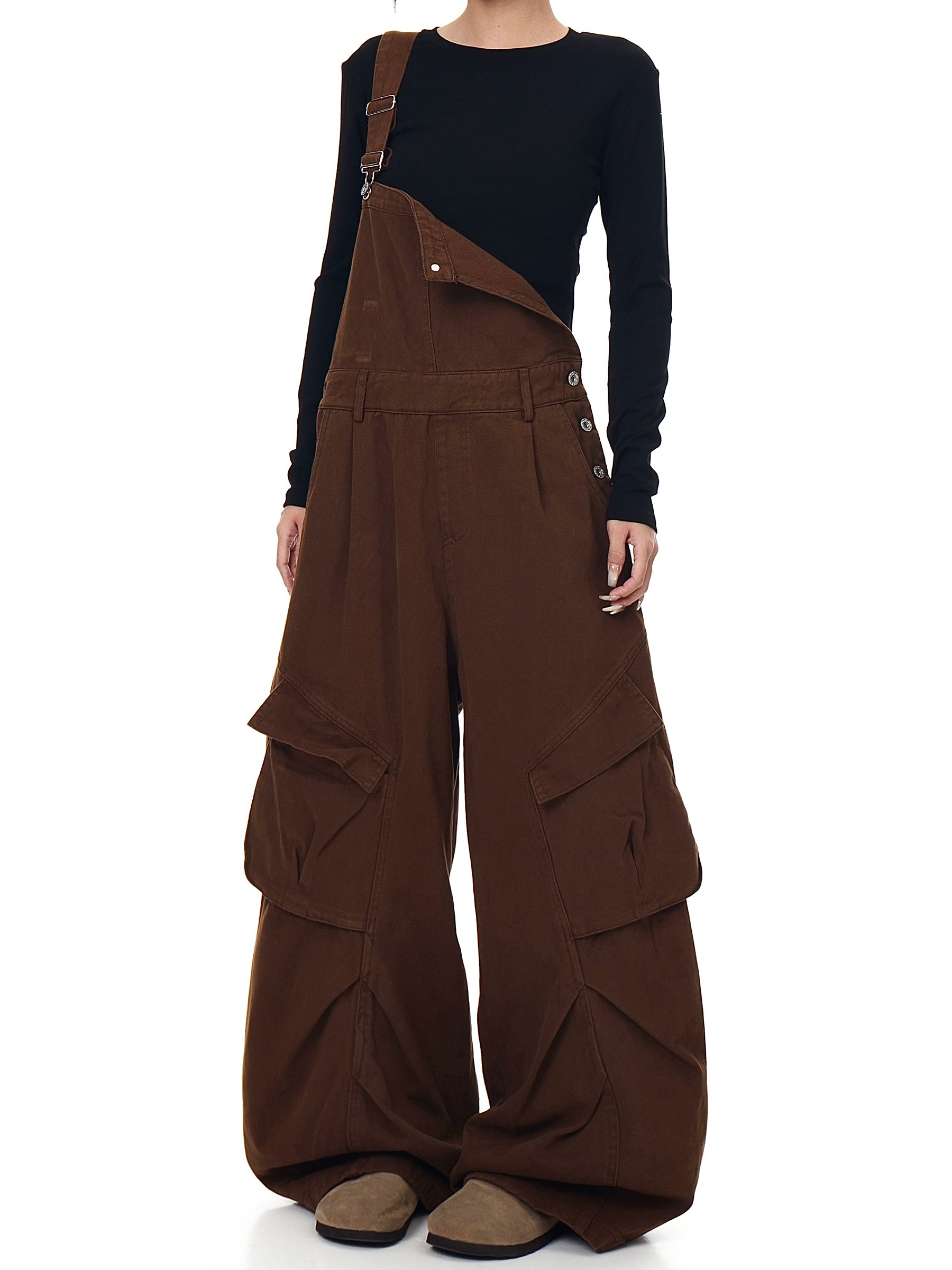 Discover deconstructed pleated overall cargo pants by Sanhoostudio—featuring layered panels, utility pockets, and a roomy curved-leg silhouette. A utilitarian yet fashion-forward choice for streetwear wardrobes.