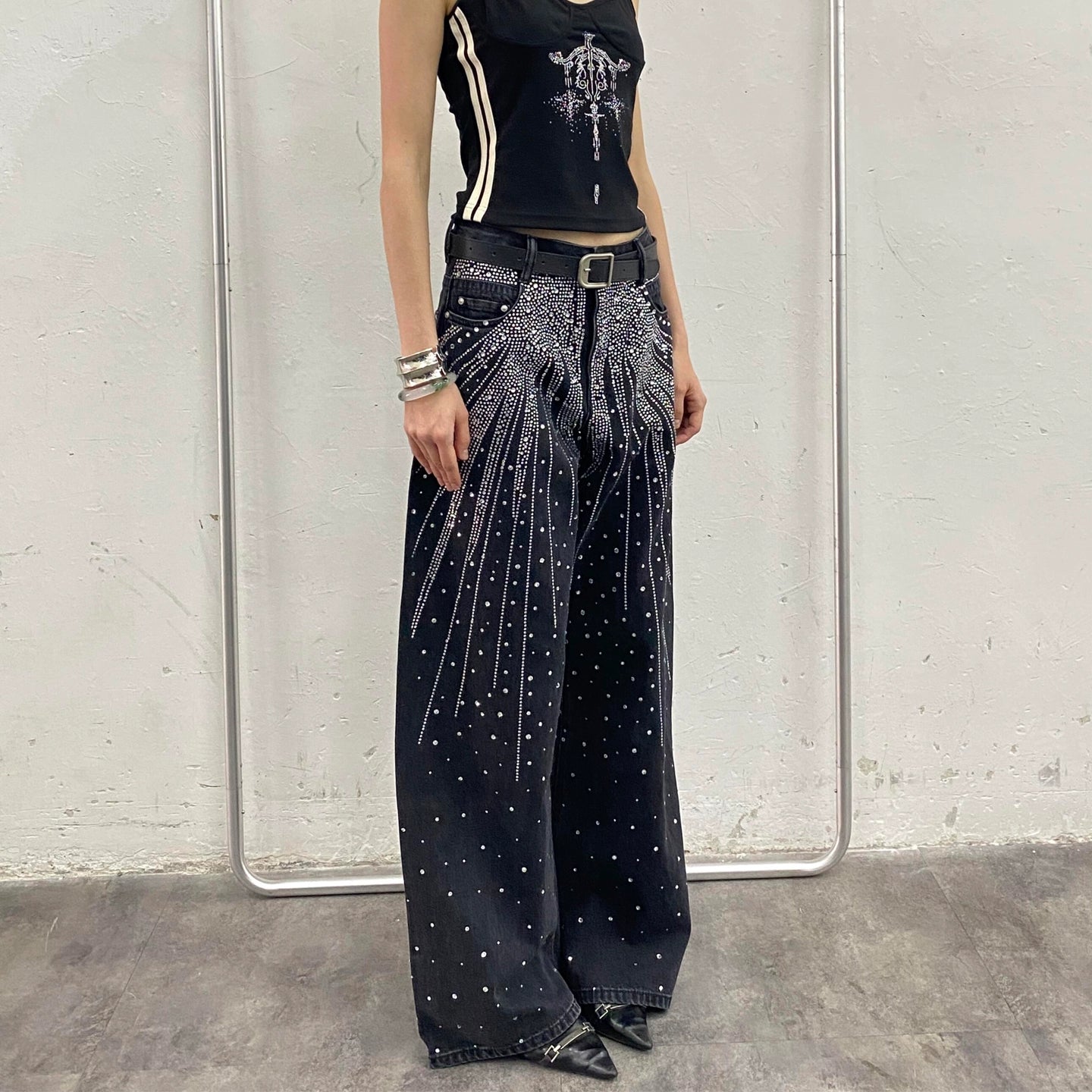 These laser rhinestone denim pants from Sanhoostudio sparkle with full-stone embellishments. Featuring a flared wide-leg silhouette, they embody futuristic glamour and bold streetwear style.