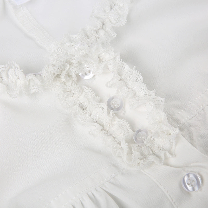 Sanhoostudio’s lace-up slim waist T-shirt offers a unique deconstructed silhouette with lace detail, blending feminine charm with edgy streetwear. A stylish choice for standout urban looks.