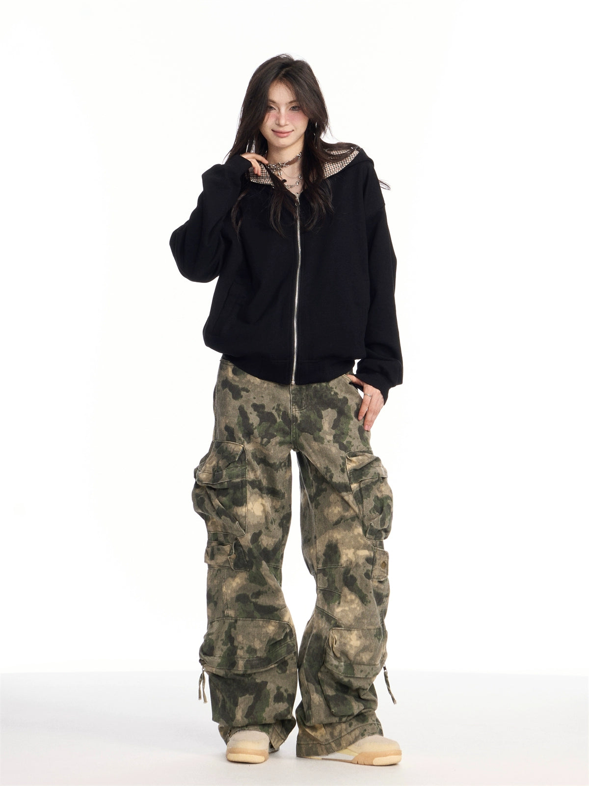 The Sanhoostudio camouflage cargo pants embrace military-inspired ruggedness with a modern wide-leg silhouette. Featuring multiple functional pockets and a comfortable loose fit, they’re designed for everyday wear while keeping a bold retro-meets-streetwear appeal.