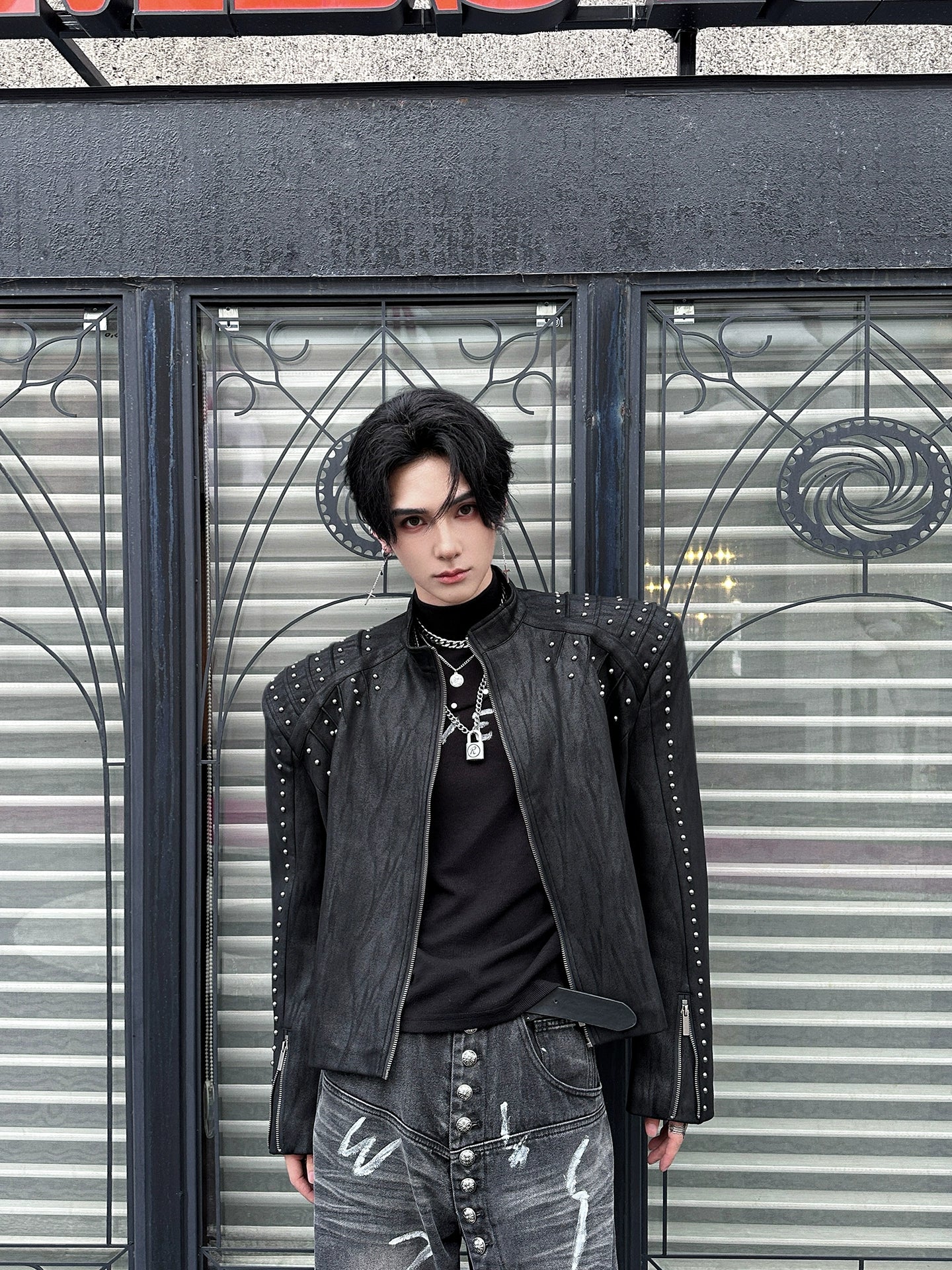 This Sanhoostudio leather jacket highlights a structured silhouette with padded shoulders, blending retro tailoring and modern edge. Perfect for autumn layering, it adds bold personality to streetwear outfits.