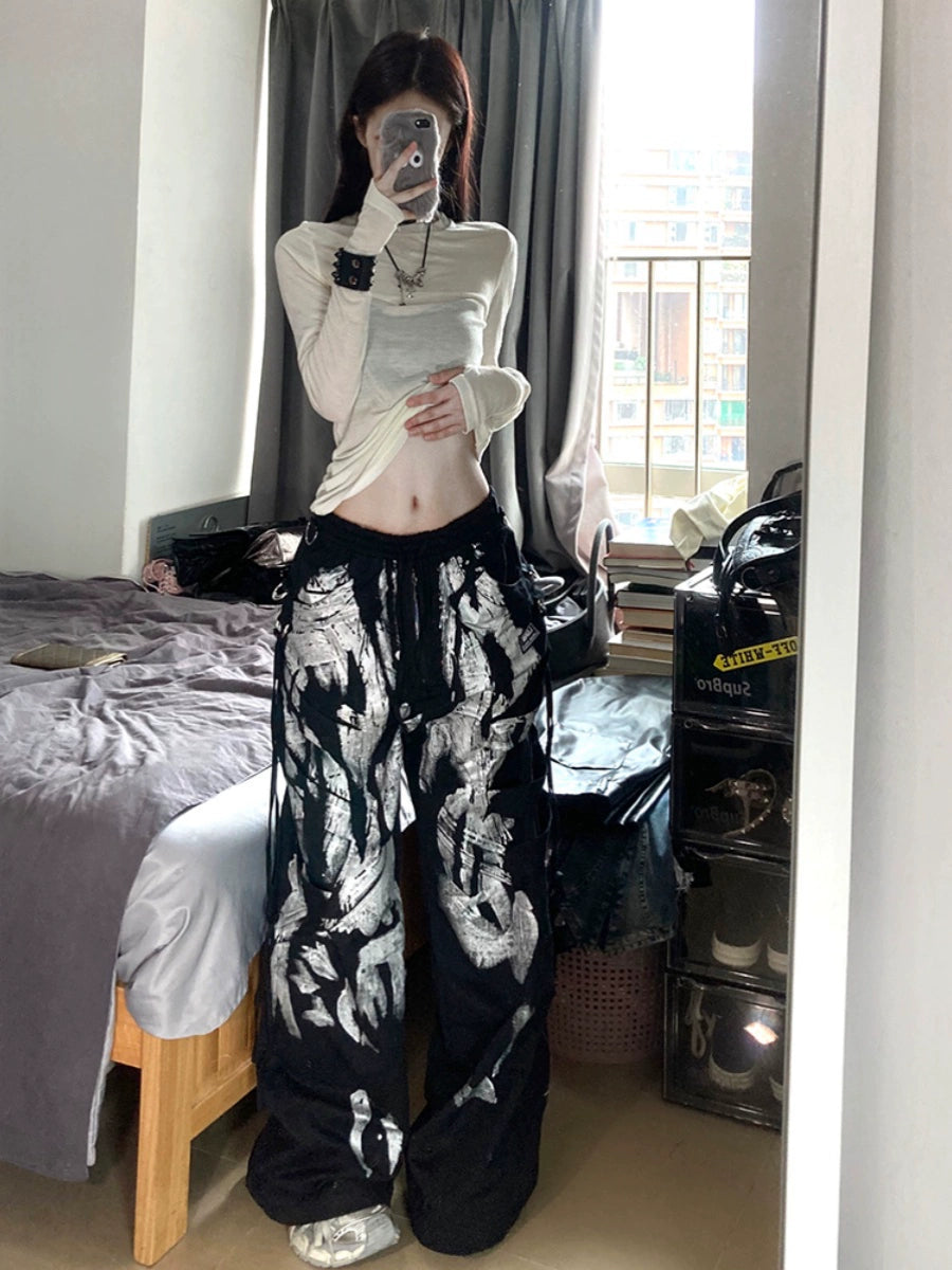 Sanhoostudio’s cyberpunk-inspired black cargo pants combine gothic Y2K aesthetics with utility style. Featuring multi-pocket design and a loose silhouette, they are perfect for futuristic streetwear outfits.