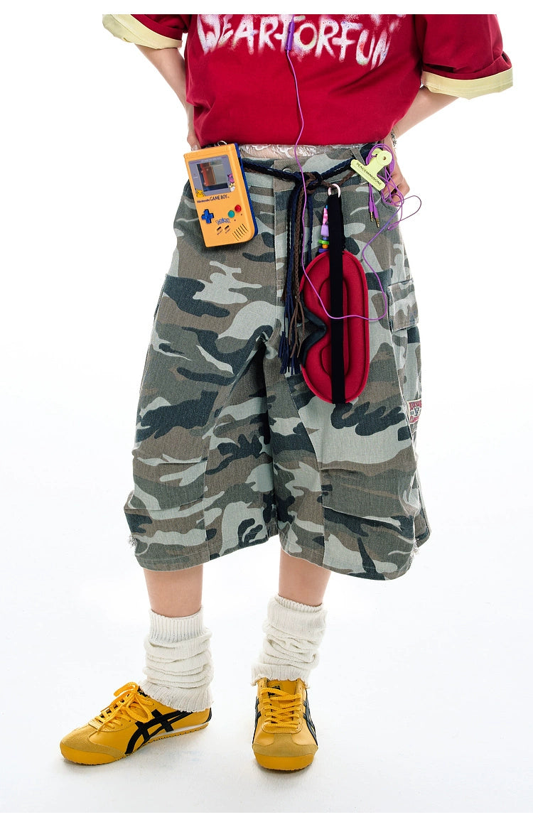 These Sanhoostudio denim shorts feature a camouflage print with vintage washing for a rugged retro effect. Designed with a relaxed fit, they deliver everyday comfort while embracing a military-inspired urban aesthetic.