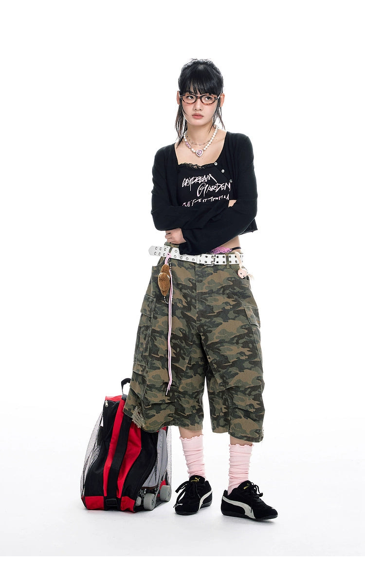 These Sanhoostudio denim shorts feature a camouflage print with vintage washing for a rugged retro effect. Designed with a relaxed fit, they deliver everyday comfort while embracing a military-inspired urban aesthetic.