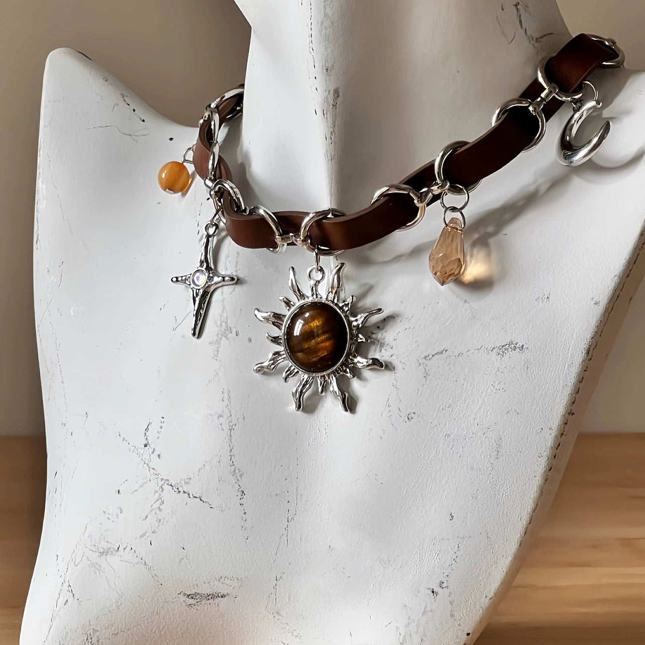 Sanhoostudio’s Mallard brown sunburst choker necklace showcases a bold sun-inspired design with warm brown tones, perfect for fashion-forward individuals seeking a standout, retro-luxe accessory.