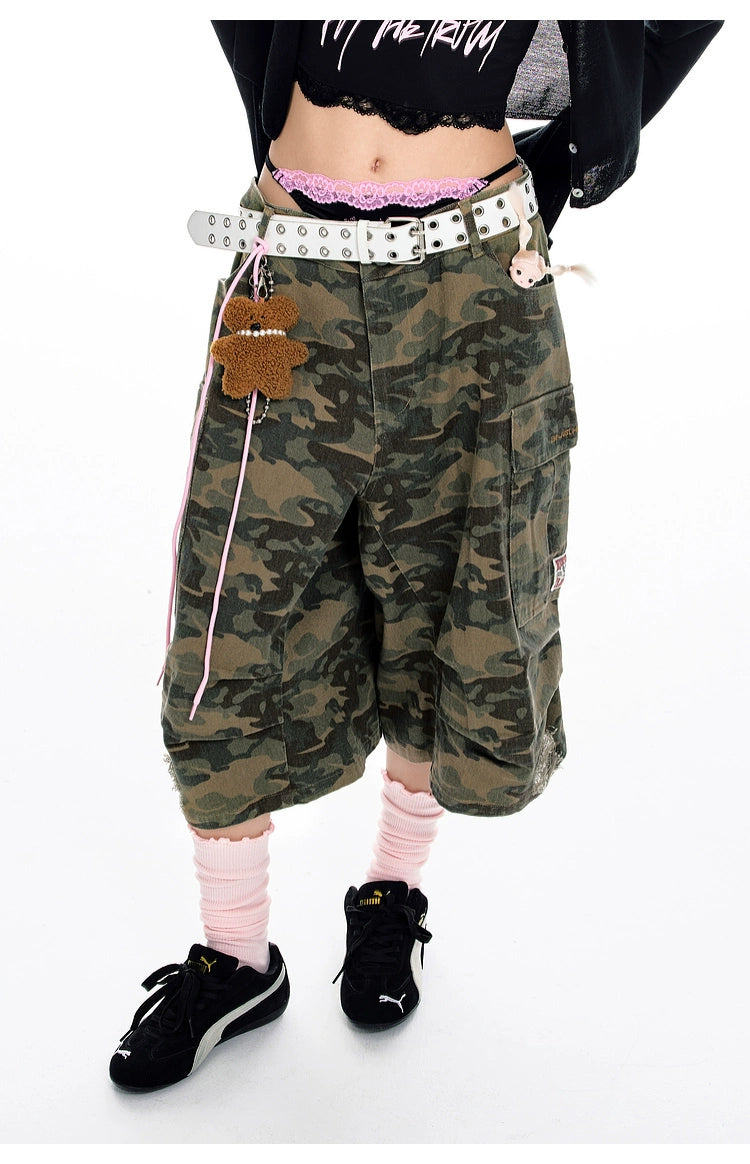 These Sanhoostudio denim shorts feature a camouflage print with vintage washing for a rugged retro effect. Designed with a relaxed fit, they deliver everyday comfort while embracing a military-inspired urban aesthetic.