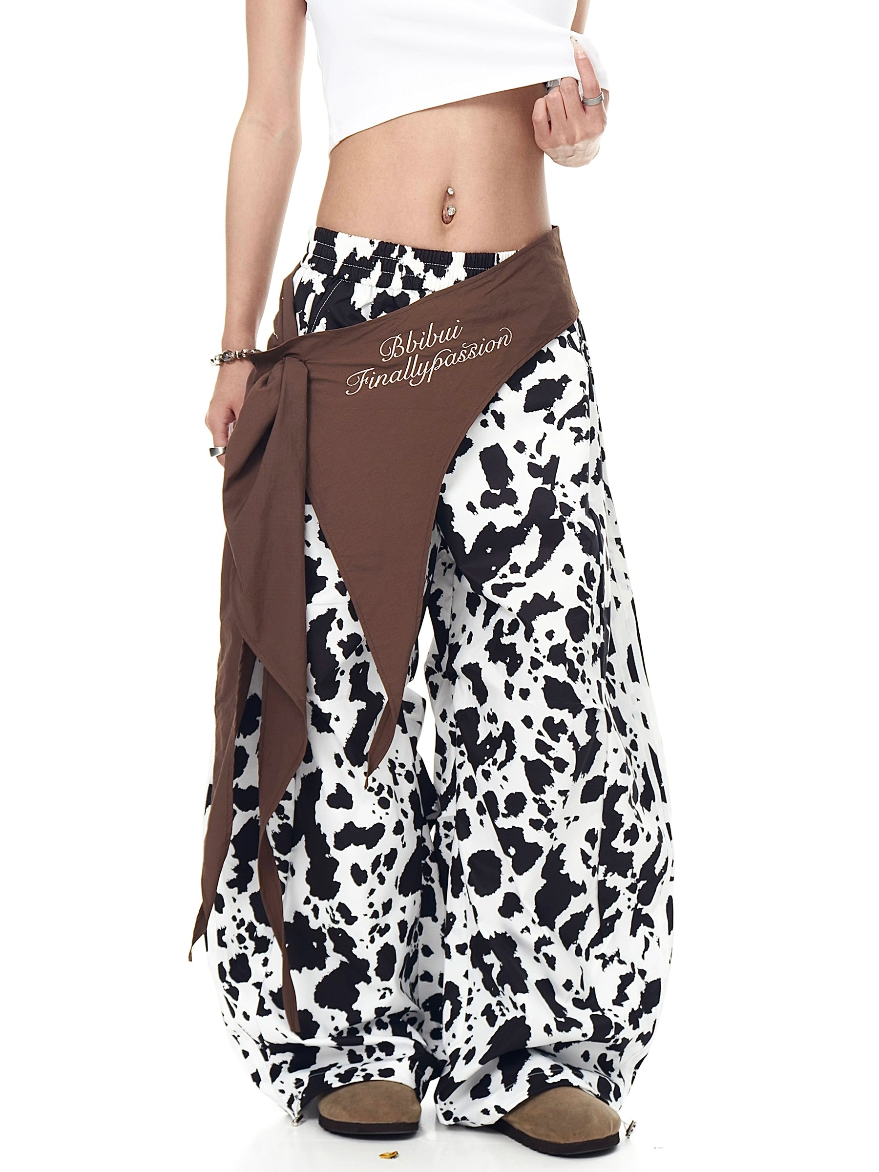 The Sanhoostudio lace-up wide-leg pants feature a black-and-white color-block design with blade-style hem details. Their oversized silhouette and bold contrasts deliver high street energy with a unique avant-garde aesthetic.