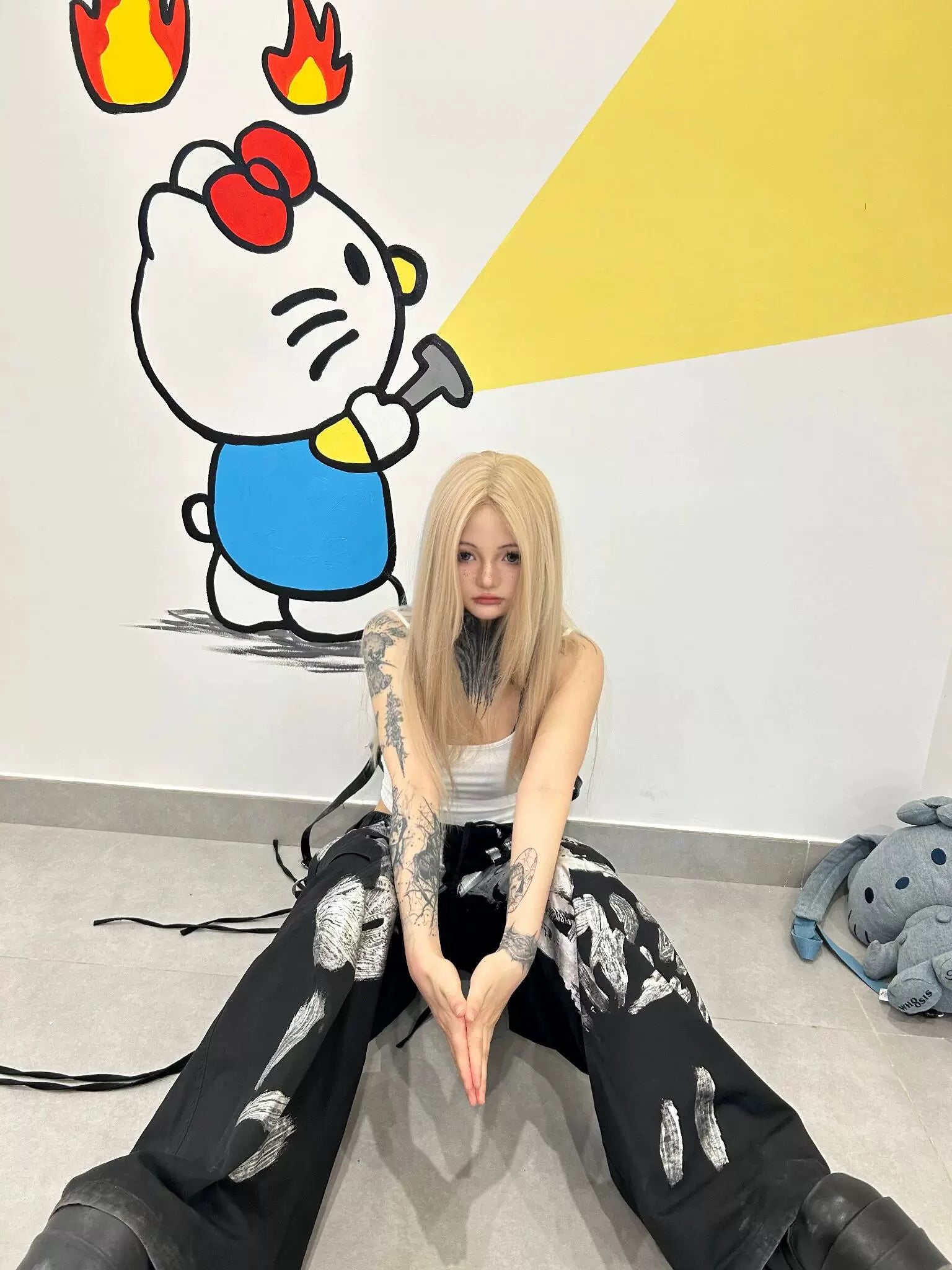 Sanhoostudio’s cyberpunk-inspired black cargo pants combine gothic Y2K aesthetics with utility style. Featuring multi-pocket design and a loose silhouette, they are perfect for futuristic streetwear outfits.