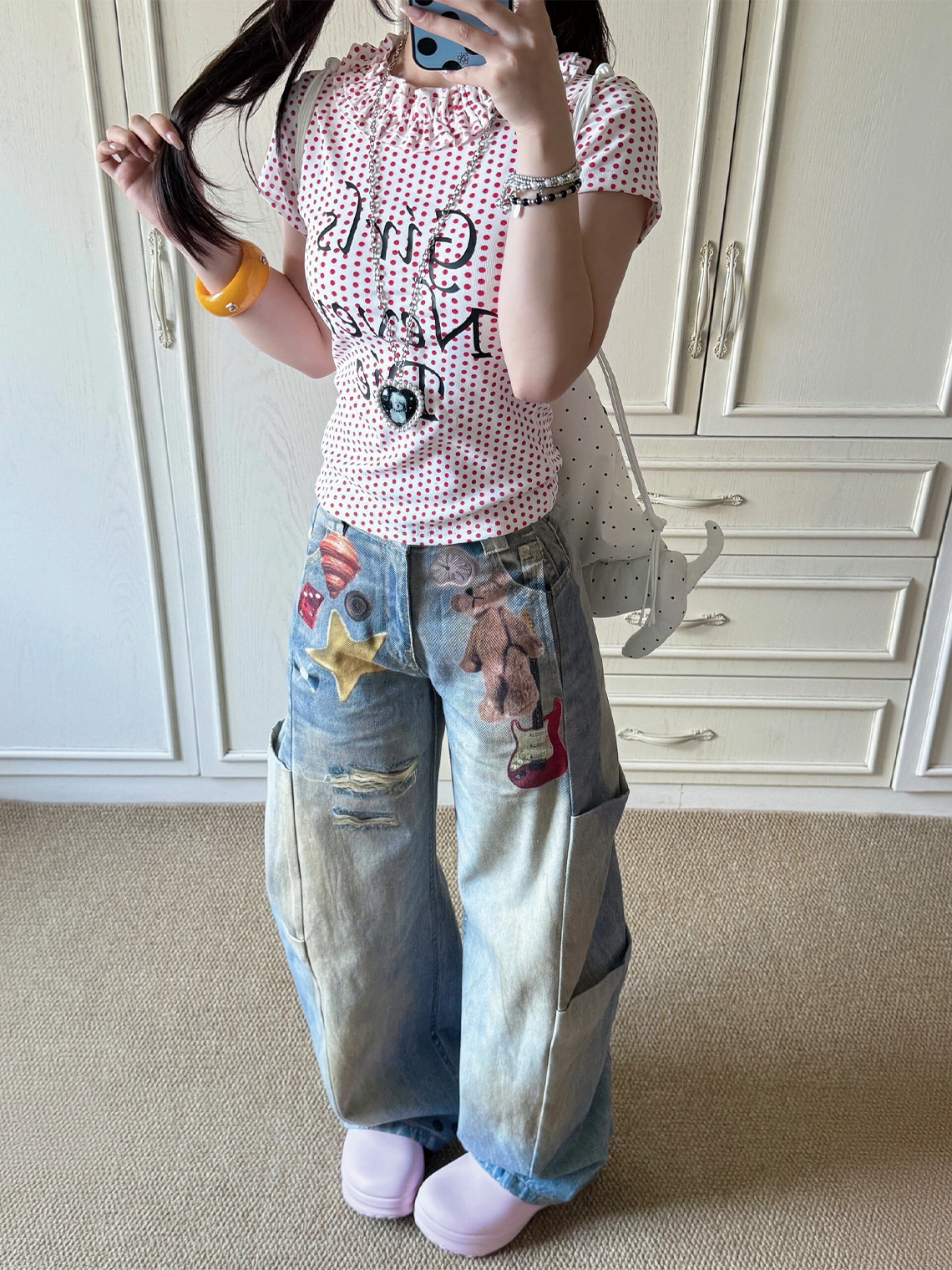 The Sanhoostudio teddy bear jeans feature oversized wide-leg blade-cut design with playful 3D bear prints. Combining a vintage washed finish with bold graphics, these pants bring a balance of youthful fun and retro streetwear attitude.