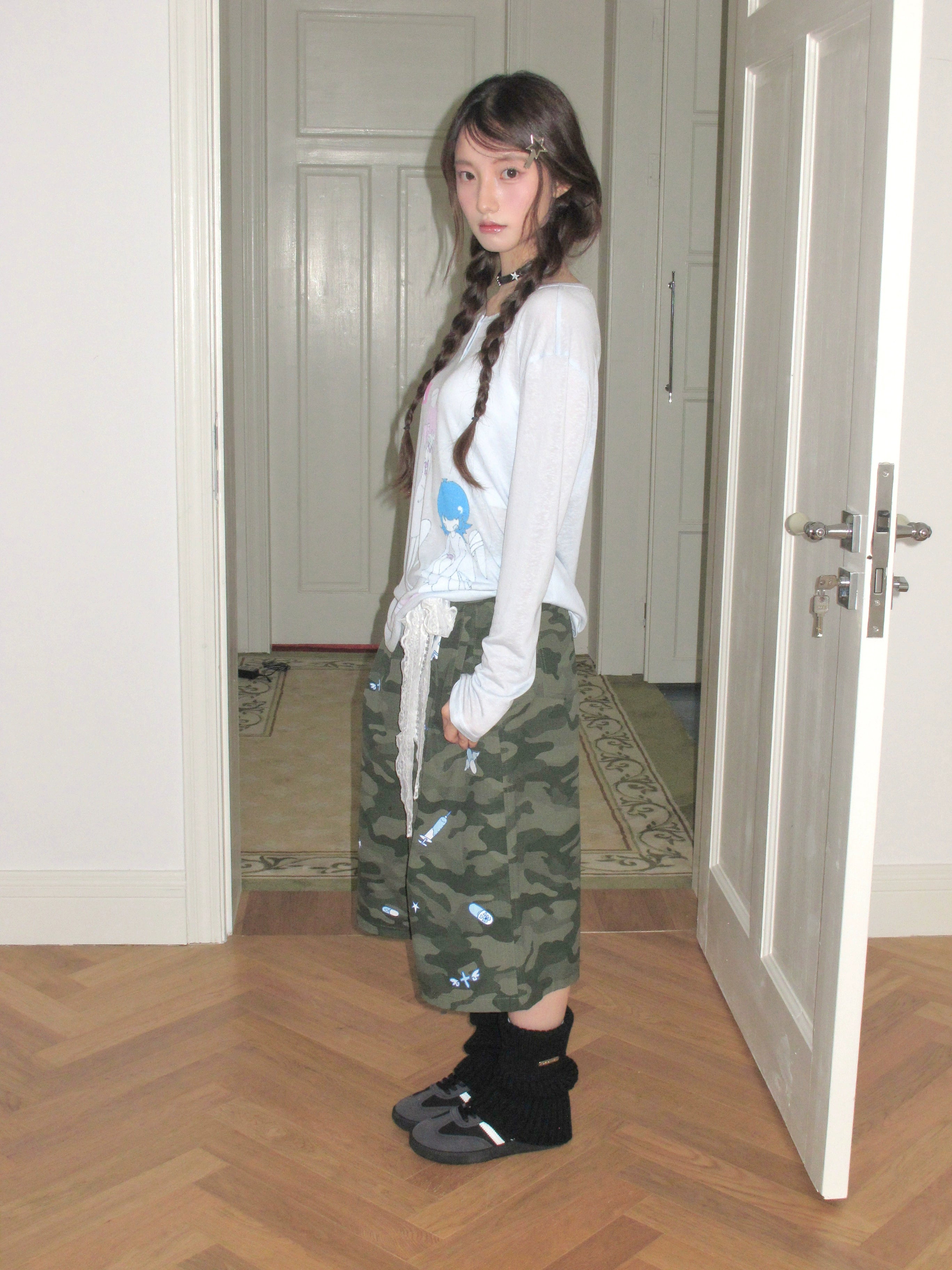 These camouflage print cropped pants from Sanhoostudio bring a relaxed streetwear touch with a loose straight-leg silhouette. Designed for comfort and versatility, they blend urban edge with casual style for everyday wear.