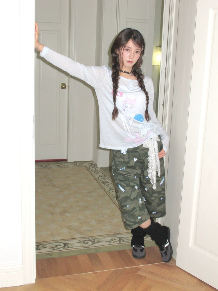 These camouflage print cropped pants from Sanhoostudio bring a relaxed streetwear touch with a loose straight-leg silhouette. Designed for comfort and versatility, they blend urban edge with casual style for everyday wear.
