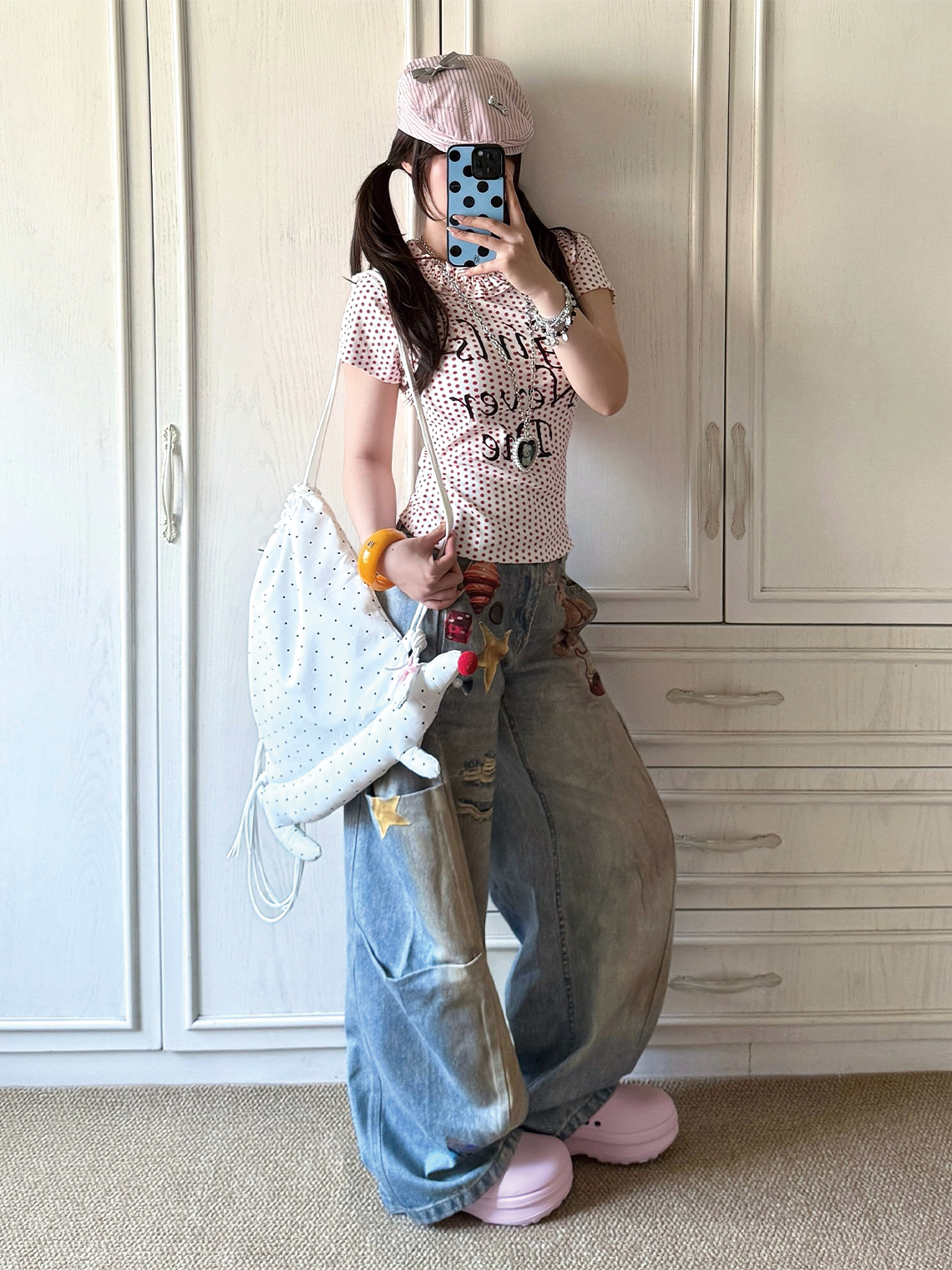 The Sanhoostudio teddy bear jeans feature oversized wide-leg blade-cut design with playful 3D bear prints. Combining a vintage washed finish with bold graphics, these pants bring a balance of youthful fun and retro streetwear attitude.