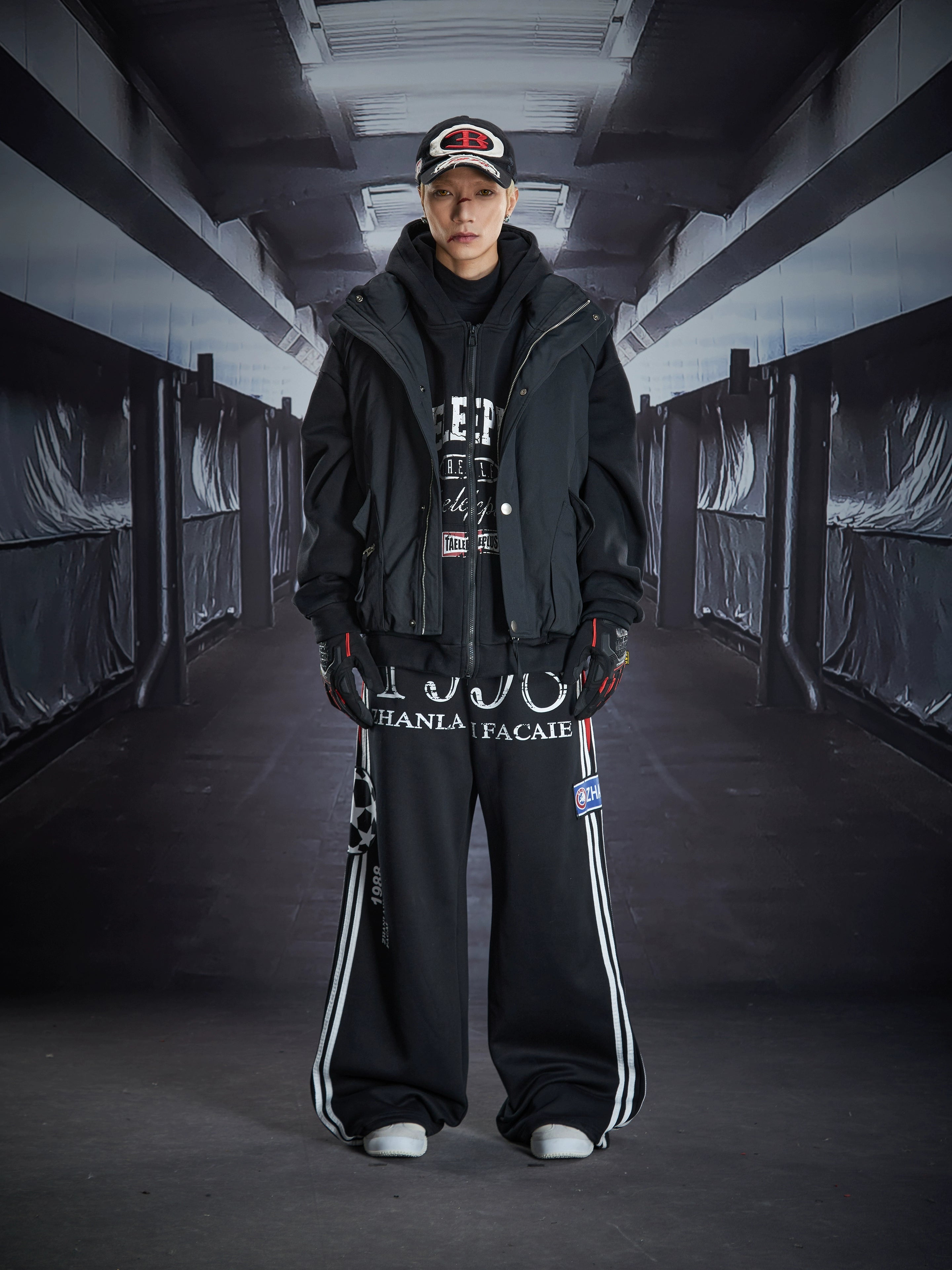 A short stand-collar puffer vest filled with 90% premium white duck down for lightweight warmth. A clean winter essential crafted by Sanhoostudio.