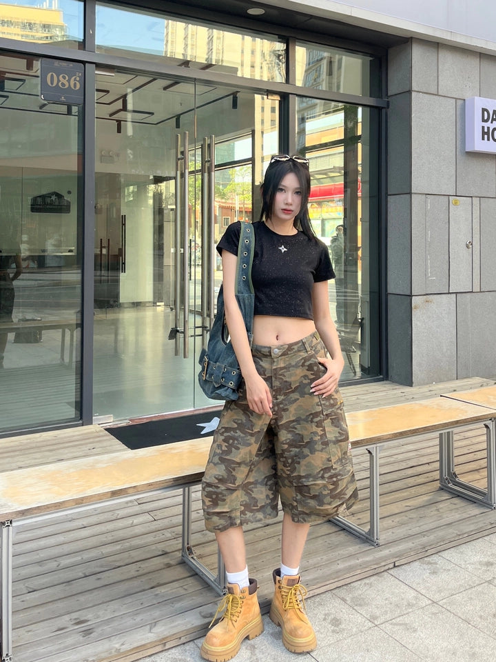 These Sanhoostudio denim shorts feature a camouflage print with vintage washing for a rugged retro effect. Designed with a relaxed fit, they deliver everyday comfort while embracing a military-inspired urban aesthetic.