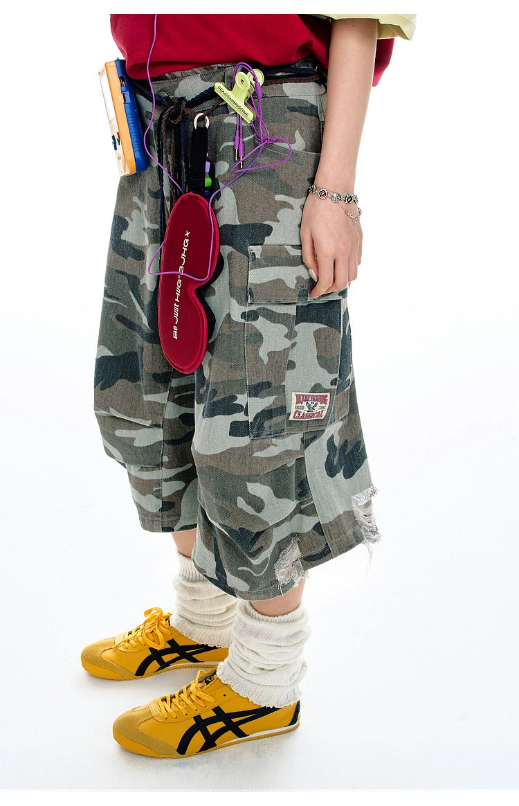 These Sanhoostudio denim shorts feature a camouflage print with vintage washing for a rugged retro effect. Designed with a relaxed fit, they deliver everyday comfort while embracing a military-inspired urban aesthetic.