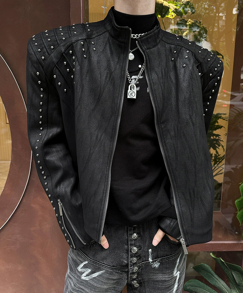 This Sanhoostudio leather jacket highlights a structured silhouette with padded shoulders, blending retro tailoring and modern edge. Perfect for autumn layering, it adds bold personality to streetwear outfits.