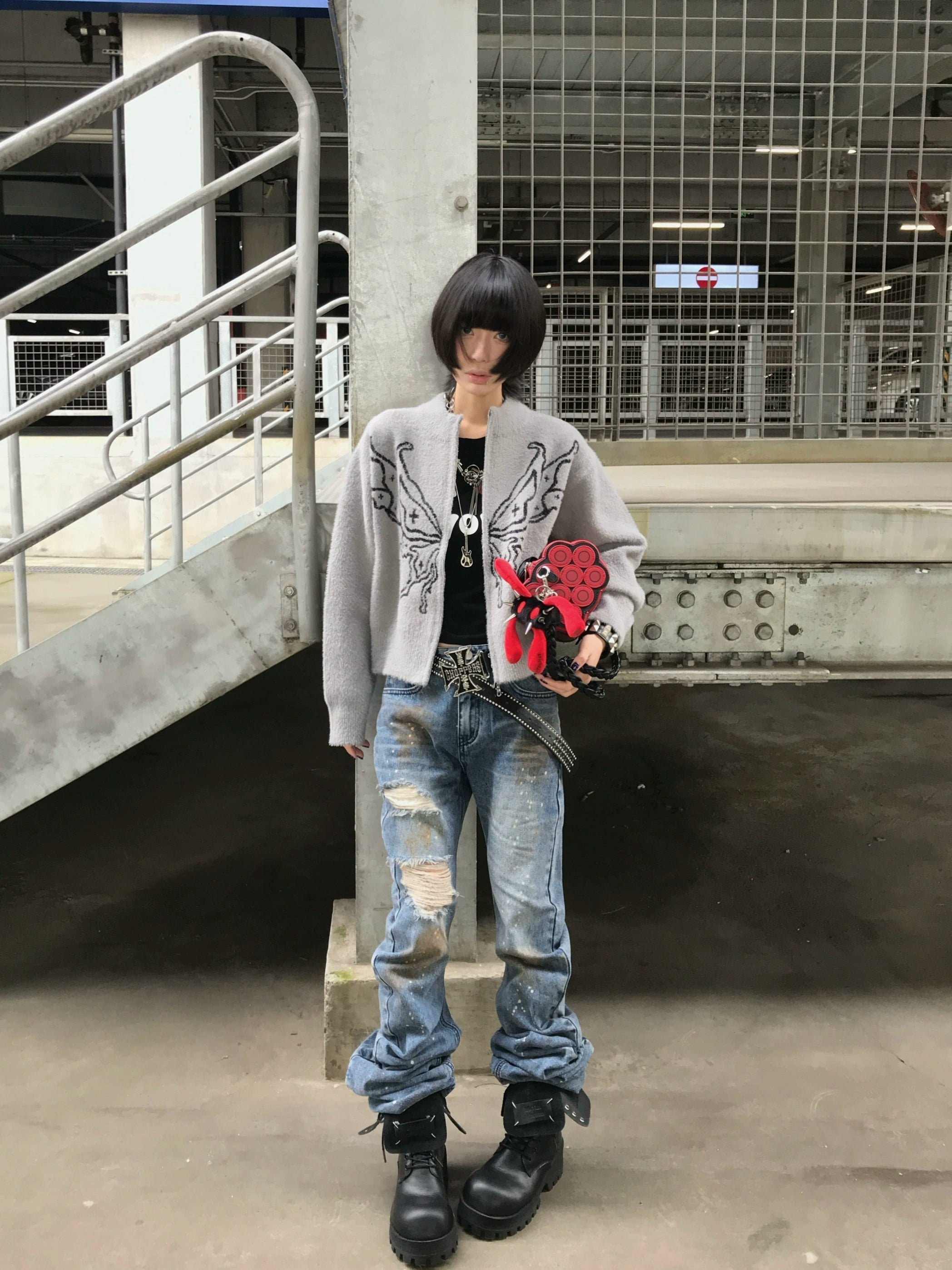 These blade-cut jeans by Sanhoostudio combine a heavy mud-dye wash, pleated textures, and distressed craftsmanship to create a futuristic yet rugged aesthetic. Perfect for grunge-inspired styling, high street fashion, or unique streetwear looks, they deliver both edge and originality.