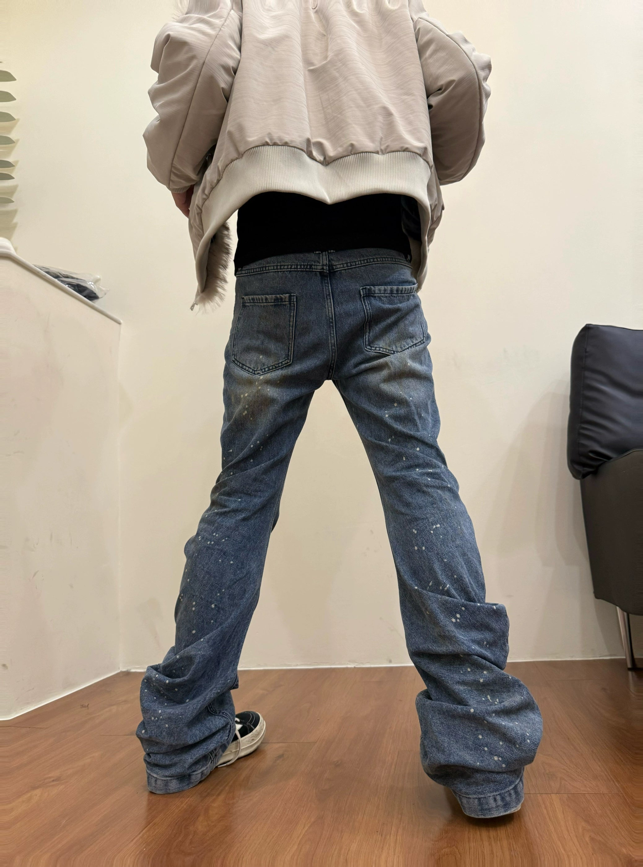 These blade-cut jeans by Sanhoostudio combine a heavy mud-dye wash, pleated textures, and distressed craftsmanship to create a futuristic yet rugged aesthetic. Perfect for grunge-inspired styling, high street fashion, or unique streetwear looks, they deliver both edge and originality.