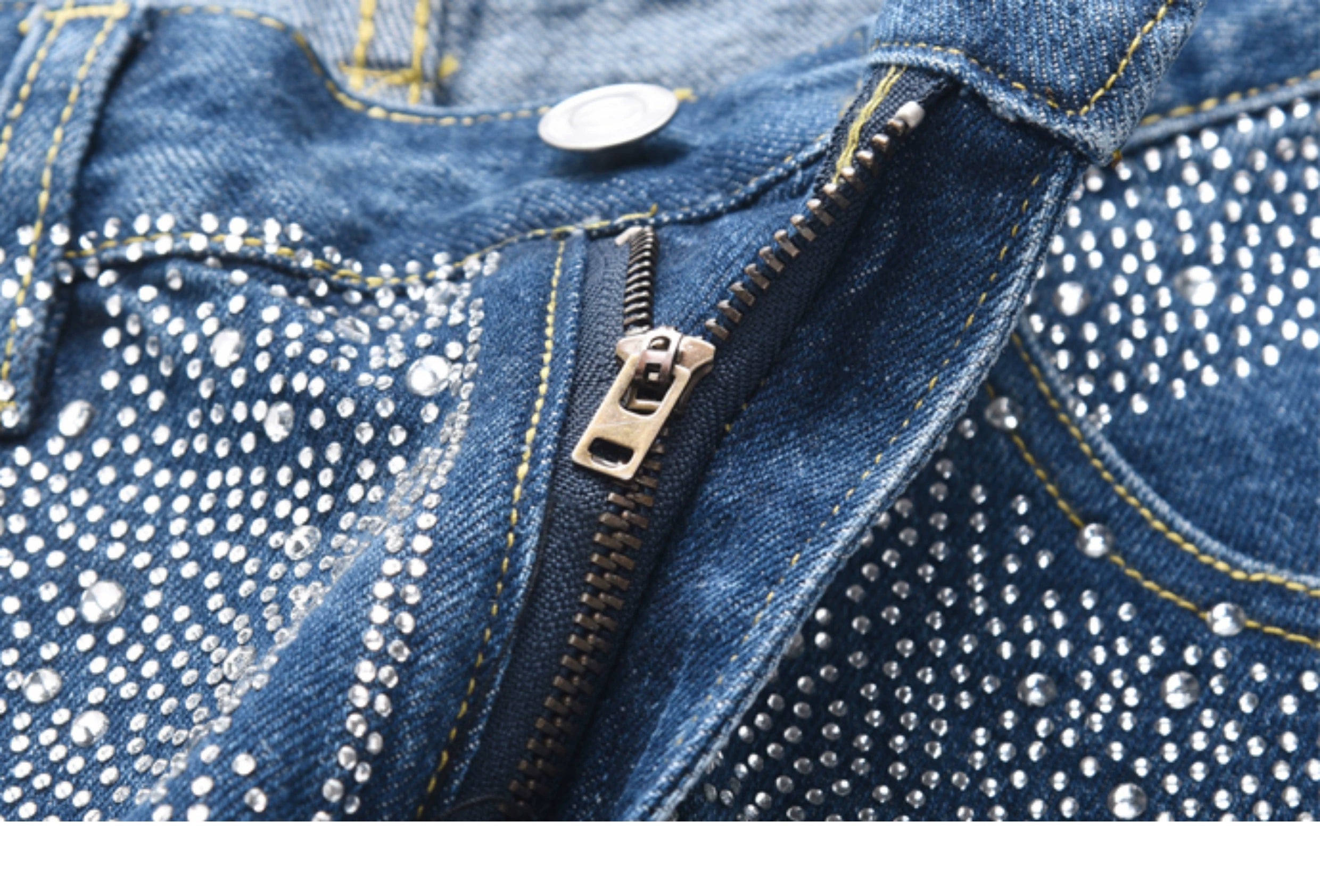 These laser rhinestone denim pants from Sanhoostudio sparkle with full-stone embellishments. Featuring a flared wide-leg silhouette, they embody futuristic glamour and bold streetwear style.