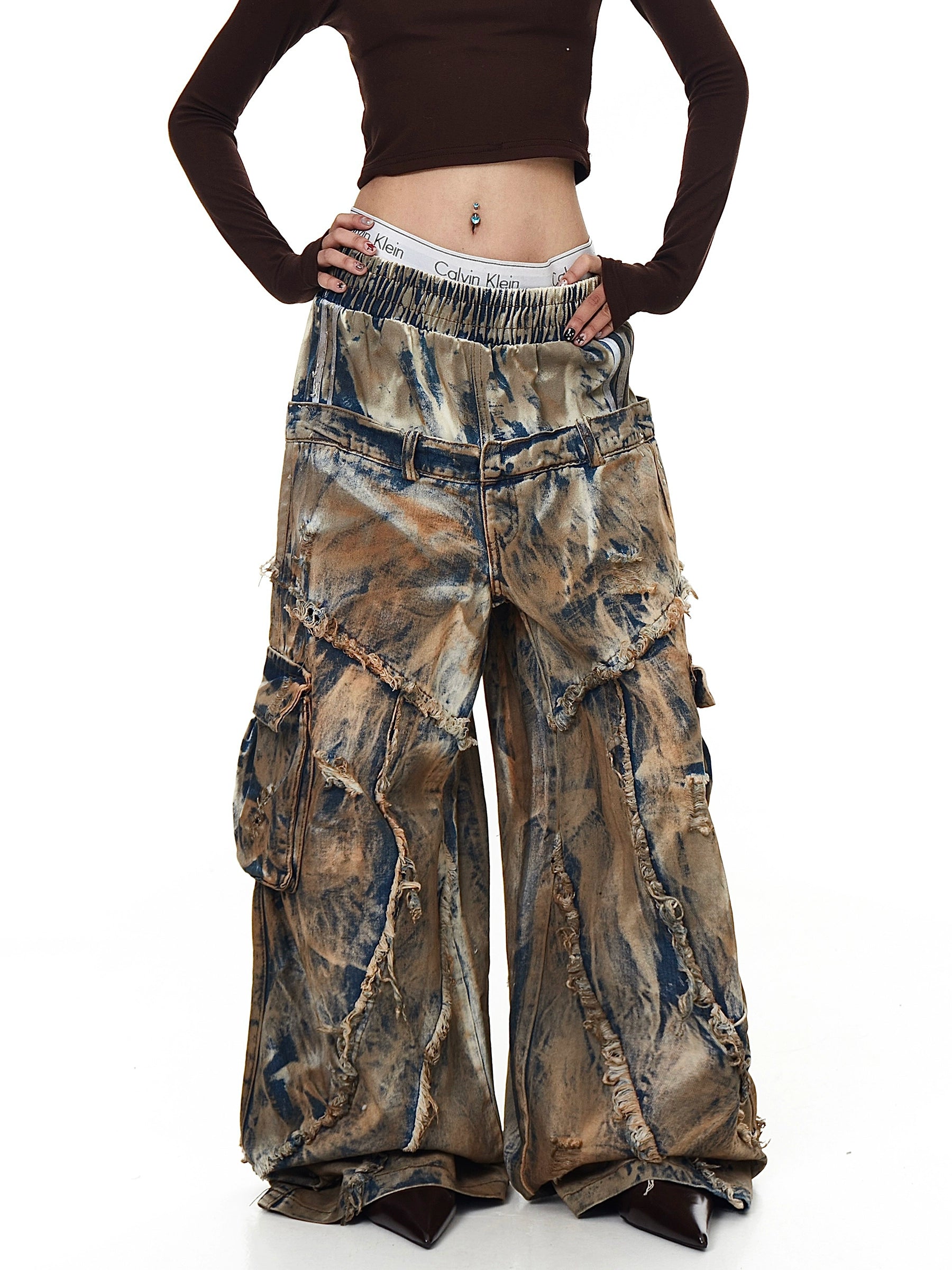Sanhoostudio’s tie-dye gradient denim pants feature a layered design and washed finish, creating a Y2K-inspired retro street aesthetic that stands out effortlessly.