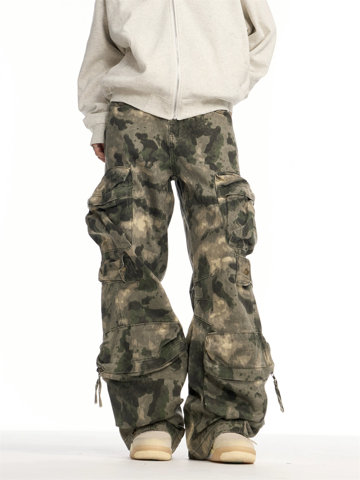 The Sanhoostudio camouflage cargo pants embrace military-inspired ruggedness with a modern wide-leg silhouette. Featuring multiple functional pockets and a comfortable loose fit, they’re designed for everyday wear while keeping a bold retro-meets-streetwear appeal.