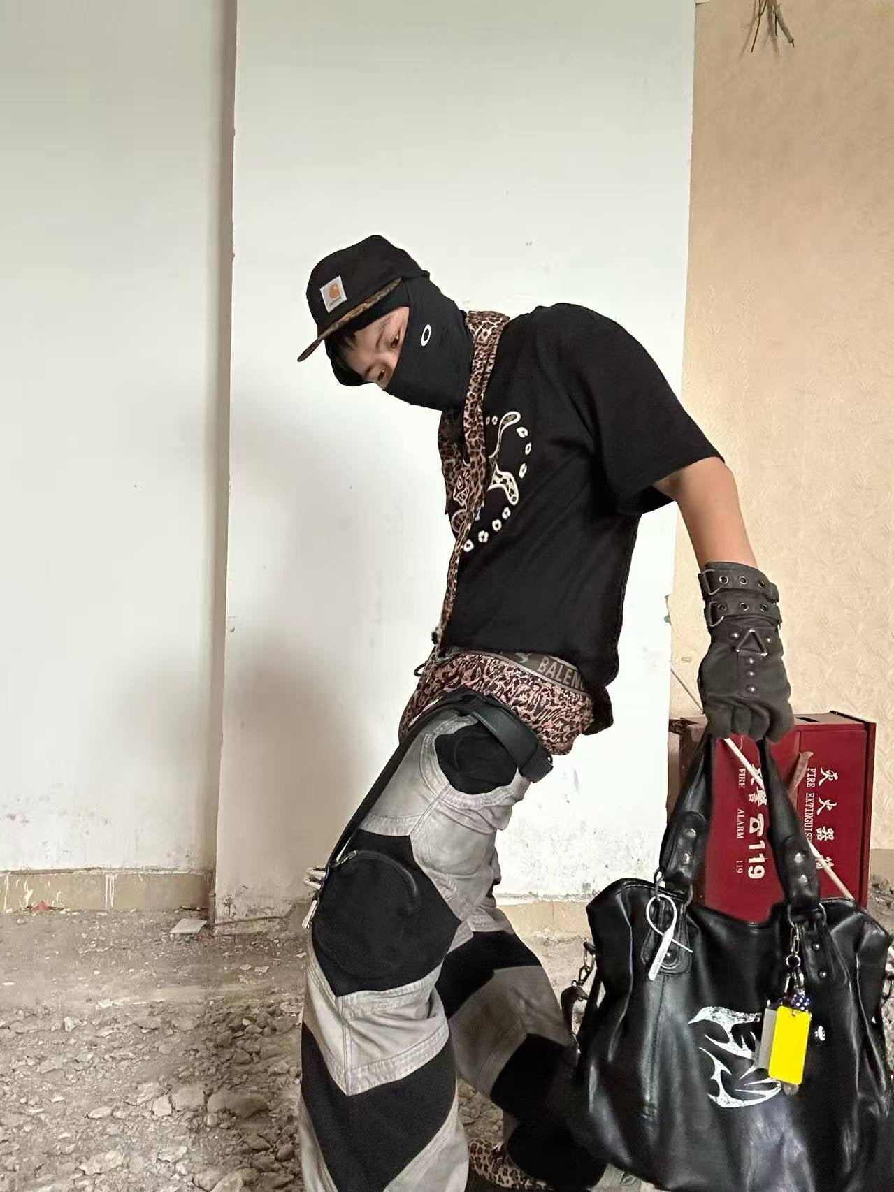 【25s Aug.】Dark Paratrooper Tactical Loose Overalls are inspired by military aesthetics and functional design. Featuring a loose, utility-style silhouette, these overalls are crafted from durable fabric with reinforced stitching for everyday wear and movement.