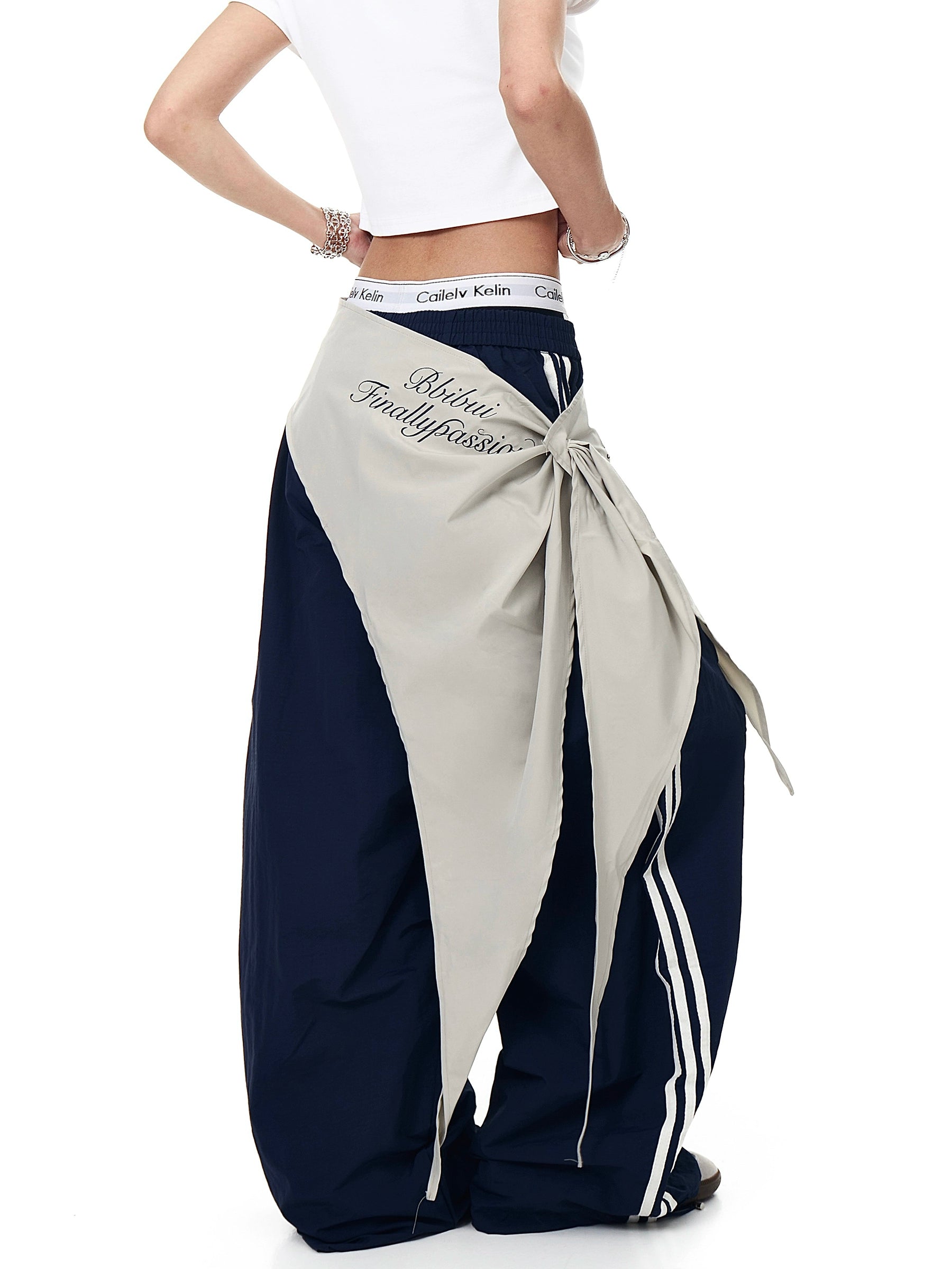 The Sanhoostudio lace-up wide-leg pants feature a black-and-white color-block design with blade-style hem details. Their oversized silhouette and bold contrasts deliver high street energy with a unique avant-garde aesthetic.