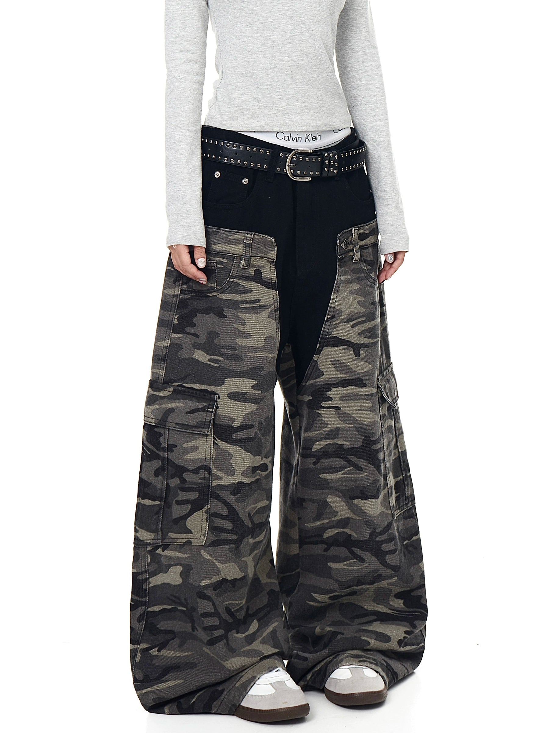 Stand out in Sanhoostudio’s layered colorblock cargo pants featuring bold camouflage patterns, multiple utility pockets, and a modern streetwear silhouette.