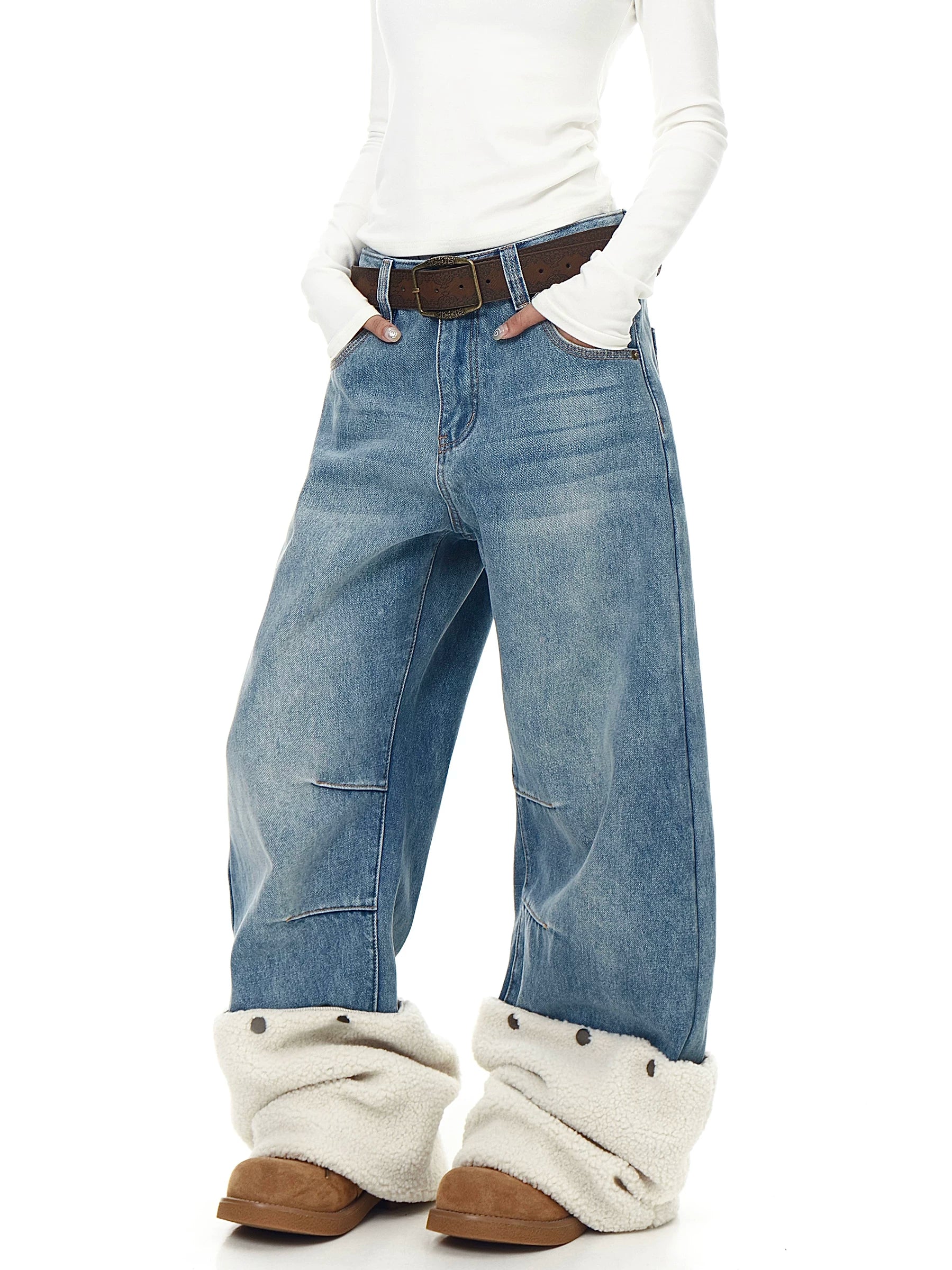 Sanhoostudio fleece-layered denim pants crafted with a curved cut and pressed pleat design. Featuring a straight-leg silhouette, detachable fleece leg panels, and winter-ready warmth for a bold American streetwear look.