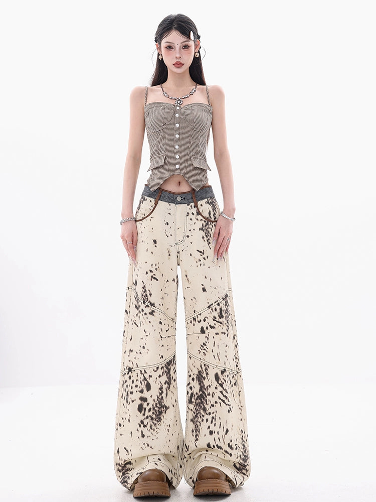 Sanhoostudio’s leopard print patchwork denim pants mix bold patterns with a relaxed straight-leg silhouette, creating a stylish fusion of retro and high-street fashion. A statement piece for standout looks.