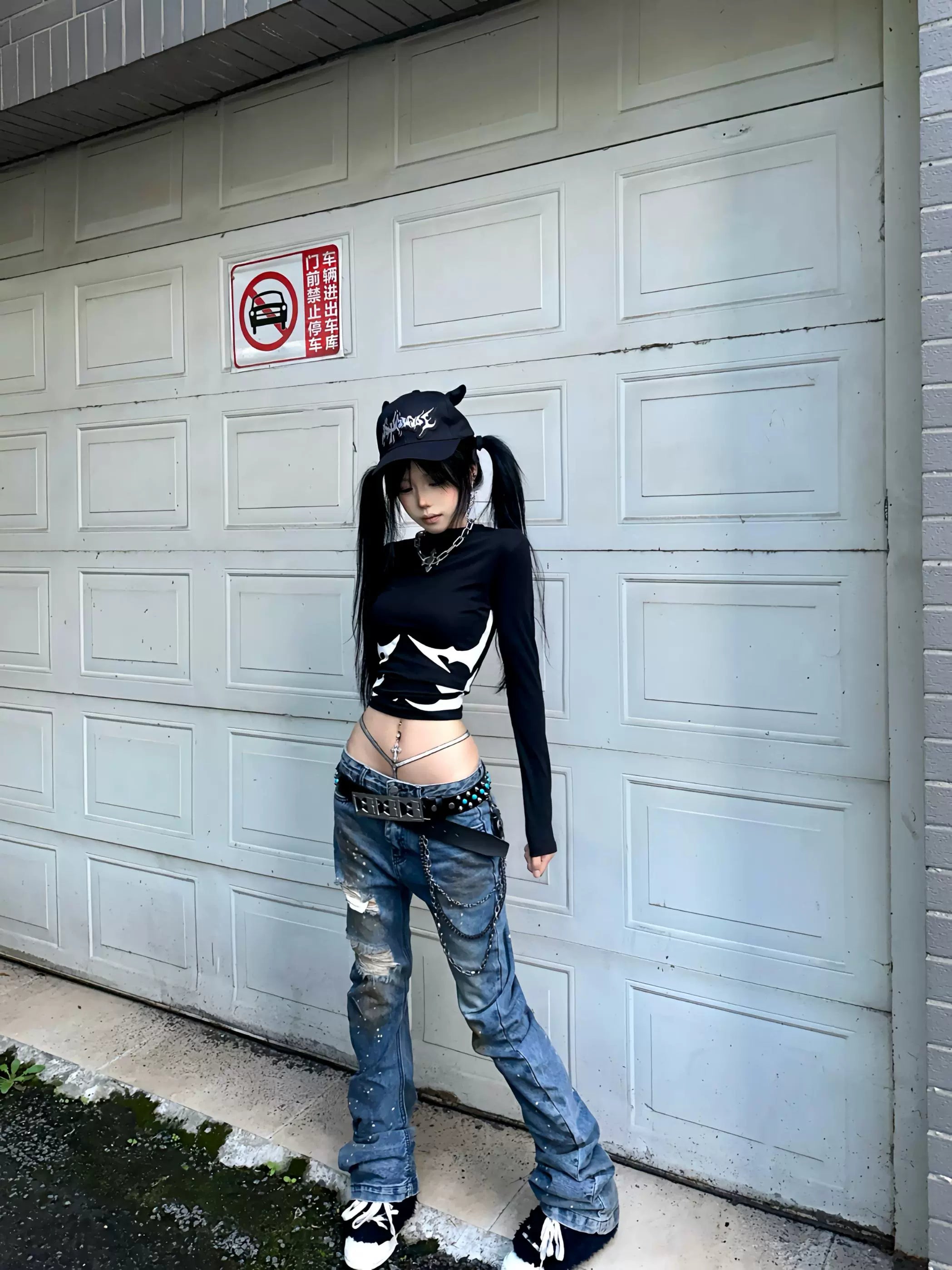 These blade-cut jeans by Sanhoostudio combine a heavy mud-dye wash, pleated textures, and distressed craftsmanship to create a futuristic yet rugged aesthetic. Perfect for grunge-inspired styling, high street fashion, or unique streetwear looks, they deliver both edge and originality.