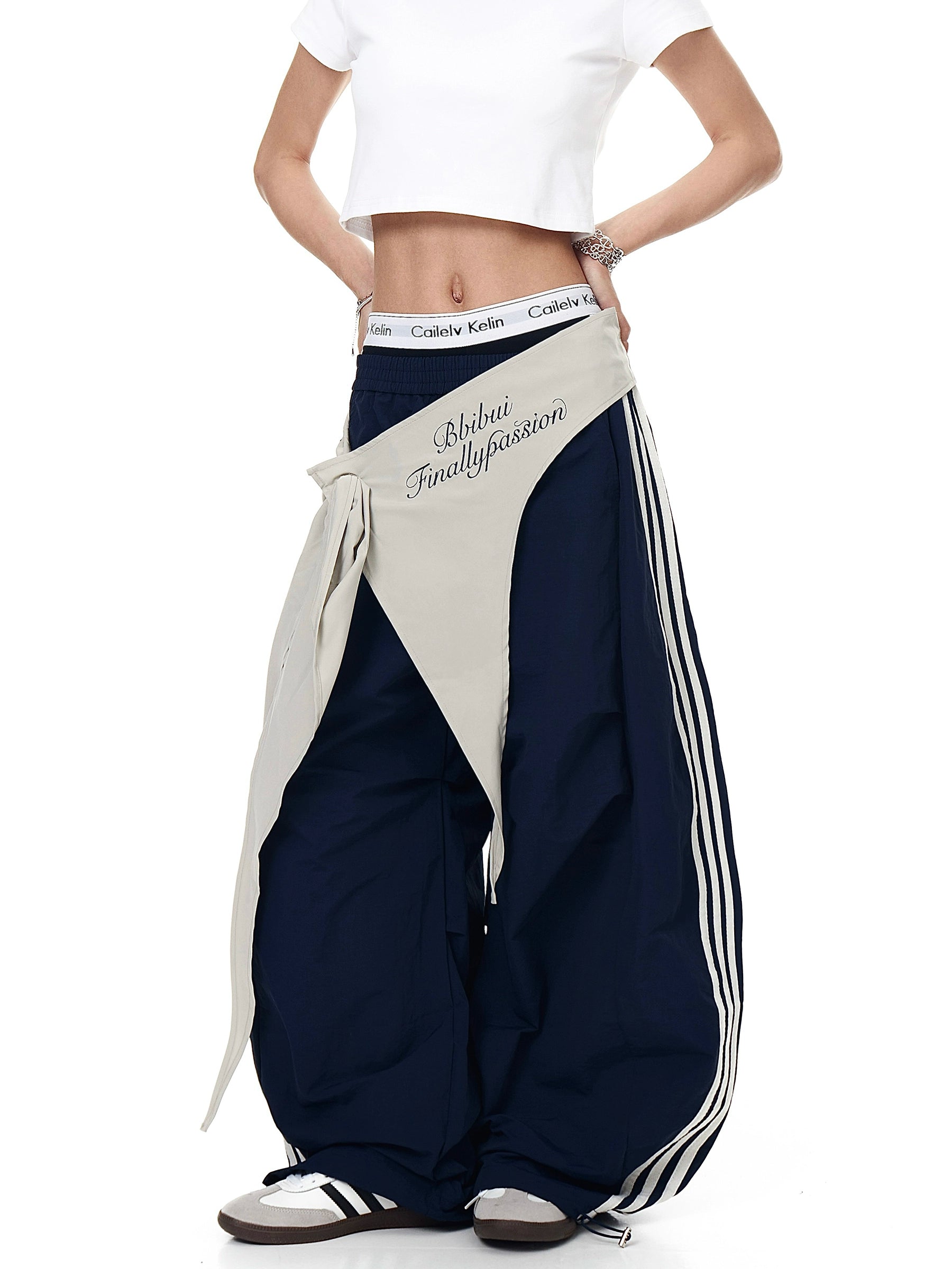 The Sanhoostudio lace-up wide-leg pants feature a black-and-white color-block design with blade-style hem details. Their oversized silhouette and bold contrasts deliver high street energy with a unique avant-garde aesthetic.