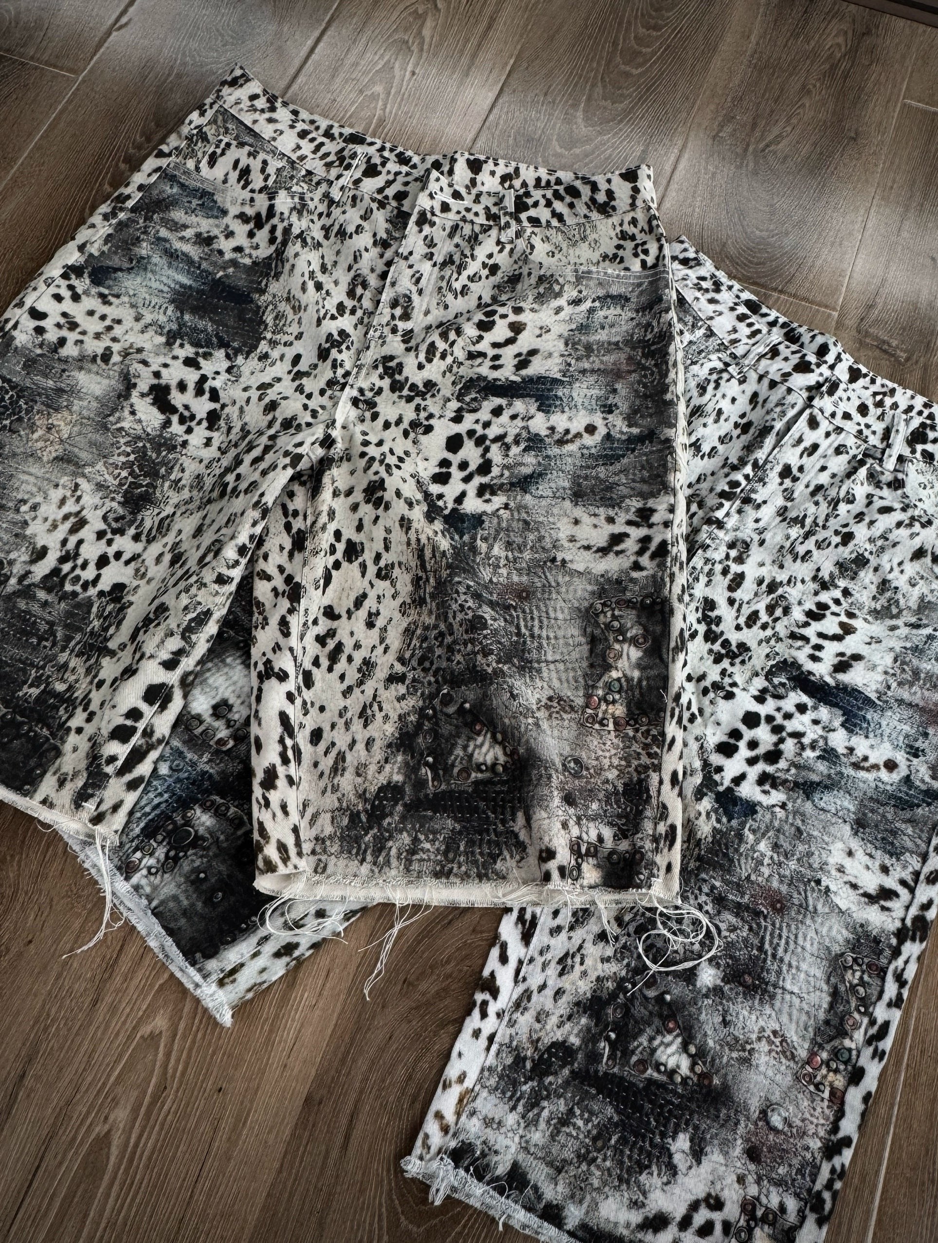 【25s Sep.】White Leopard Print Gem Stud Digital Shorts