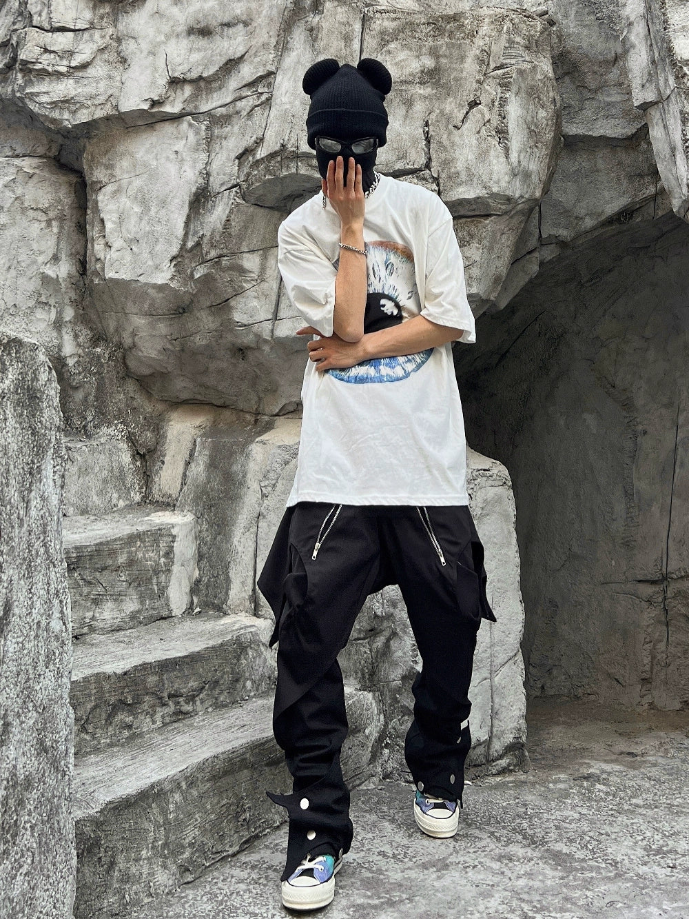 The Sanhoostudio functional zipper pants feature a straight-leg cut with punk-inspired hip-hop elements, bold zipper detailing, and a utilitarian aesthetic. Perfect for streetwear lovers, these pants combine comfort with striking urban energy for standout everyday styling.