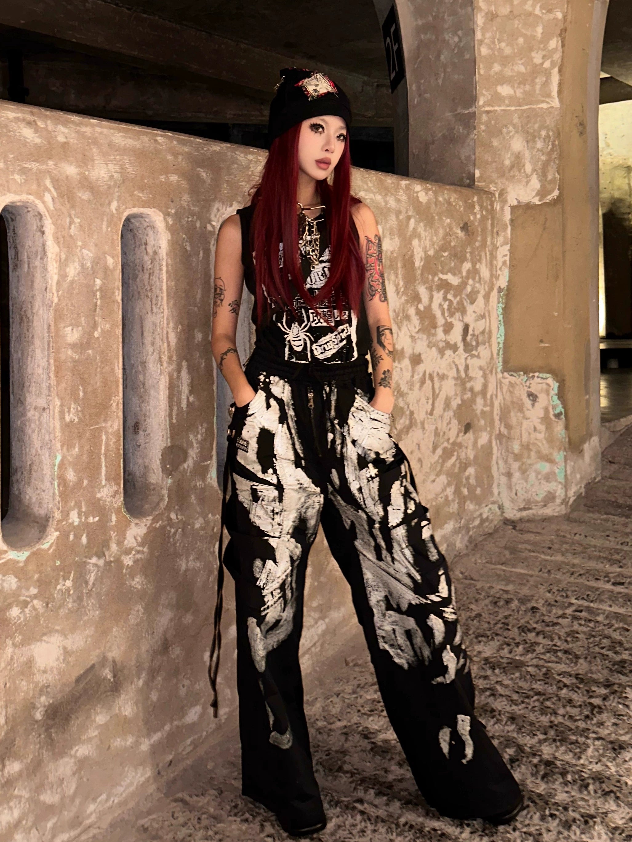 Sanhoostudio’s cyberpunk-inspired black cargo pants combine gothic Y2K aesthetics with utility style. Featuring multi-pocket design and a loose silhouette, they are perfect for futuristic streetwear outfits.