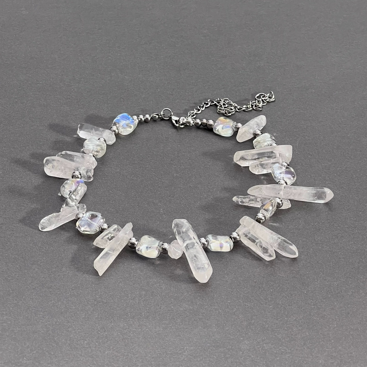 Sanhoostudio’s icicle natural crystal pendant uses irregular stones for a bold, original necklace. Perfect for statement looks, editorial styling, and fashion-forward outfits.