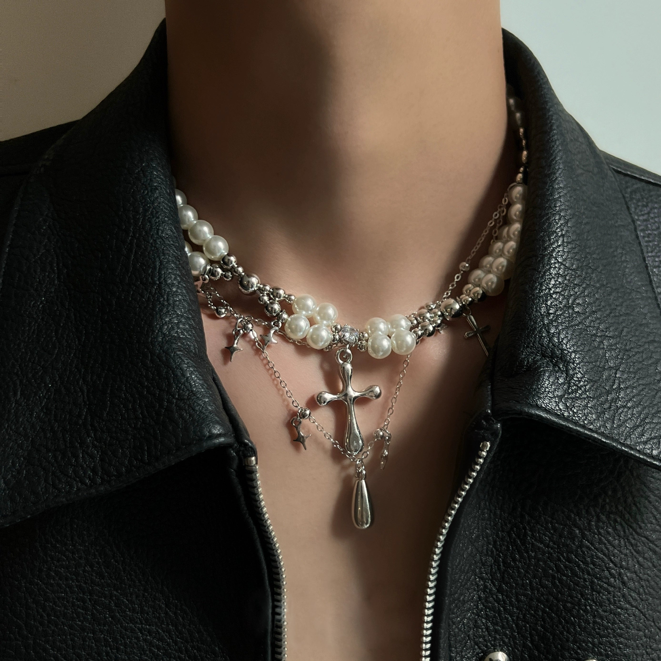 Sanhoostudio’s cross pearl multi-layer necklace blends pearls with gothic cross details to create a luxury streetwear statement—perfect for layered styling and evening looks.