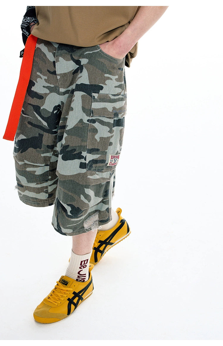 These Sanhoostudio denim shorts feature a camouflage print with vintage washing for a rugged retro effect. Designed with a relaxed fit, they deliver everyday comfort while embracing a military-inspired urban aesthetic.