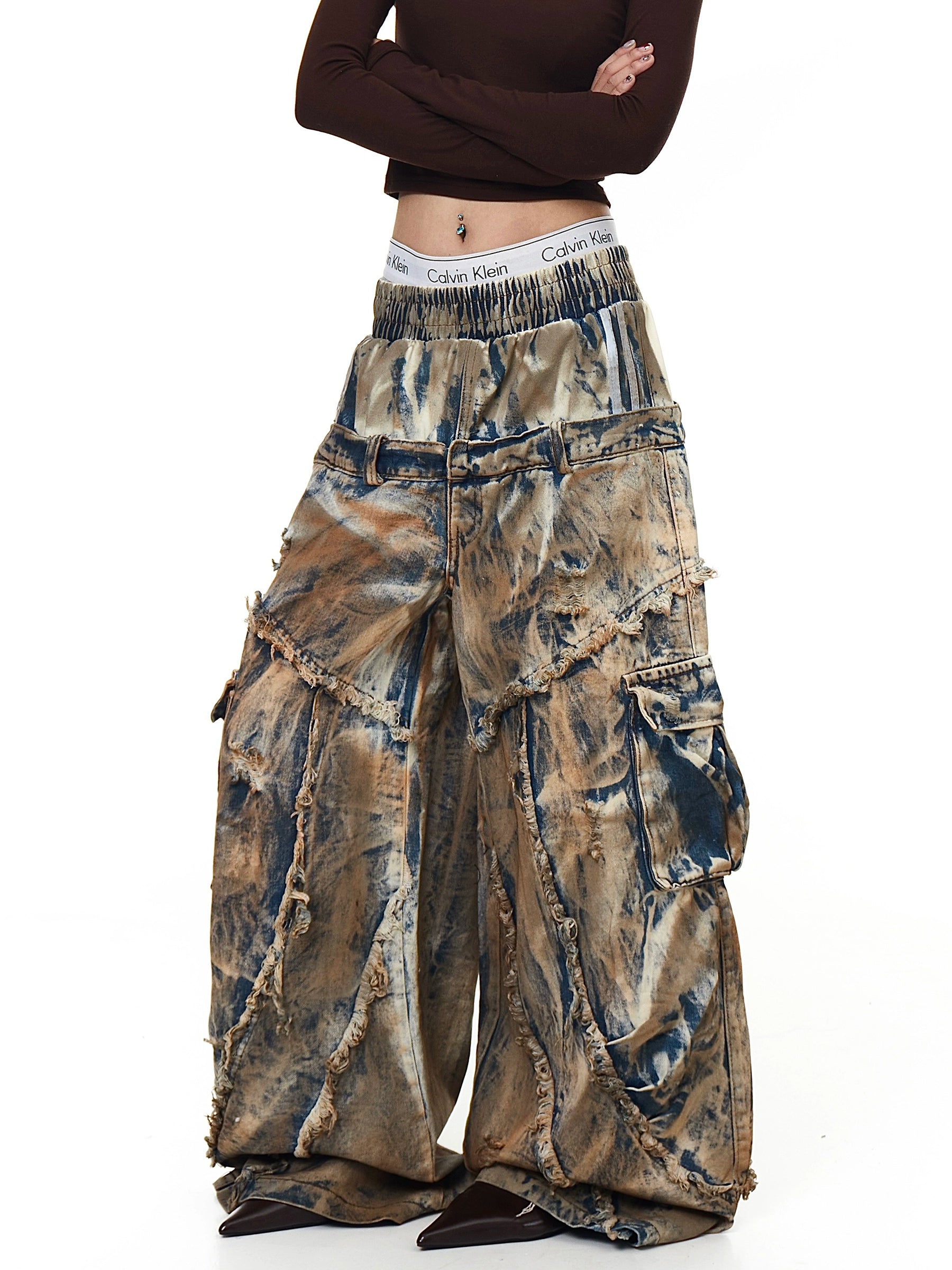 Sanhoostudio’s tie-dye gradient denim pants feature a layered design and washed finish, creating a Y2K-inspired retro street aesthetic that stands out effortlessly.