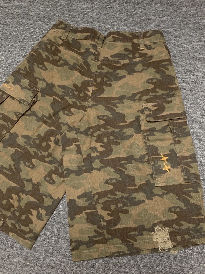 These Sanhoostudio denim shorts feature a camouflage print with vintage washing for a rugged retro effect. Designed with a relaxed fit, they deliver everyday comfort while embracing a military-inspired urban aesthetic.