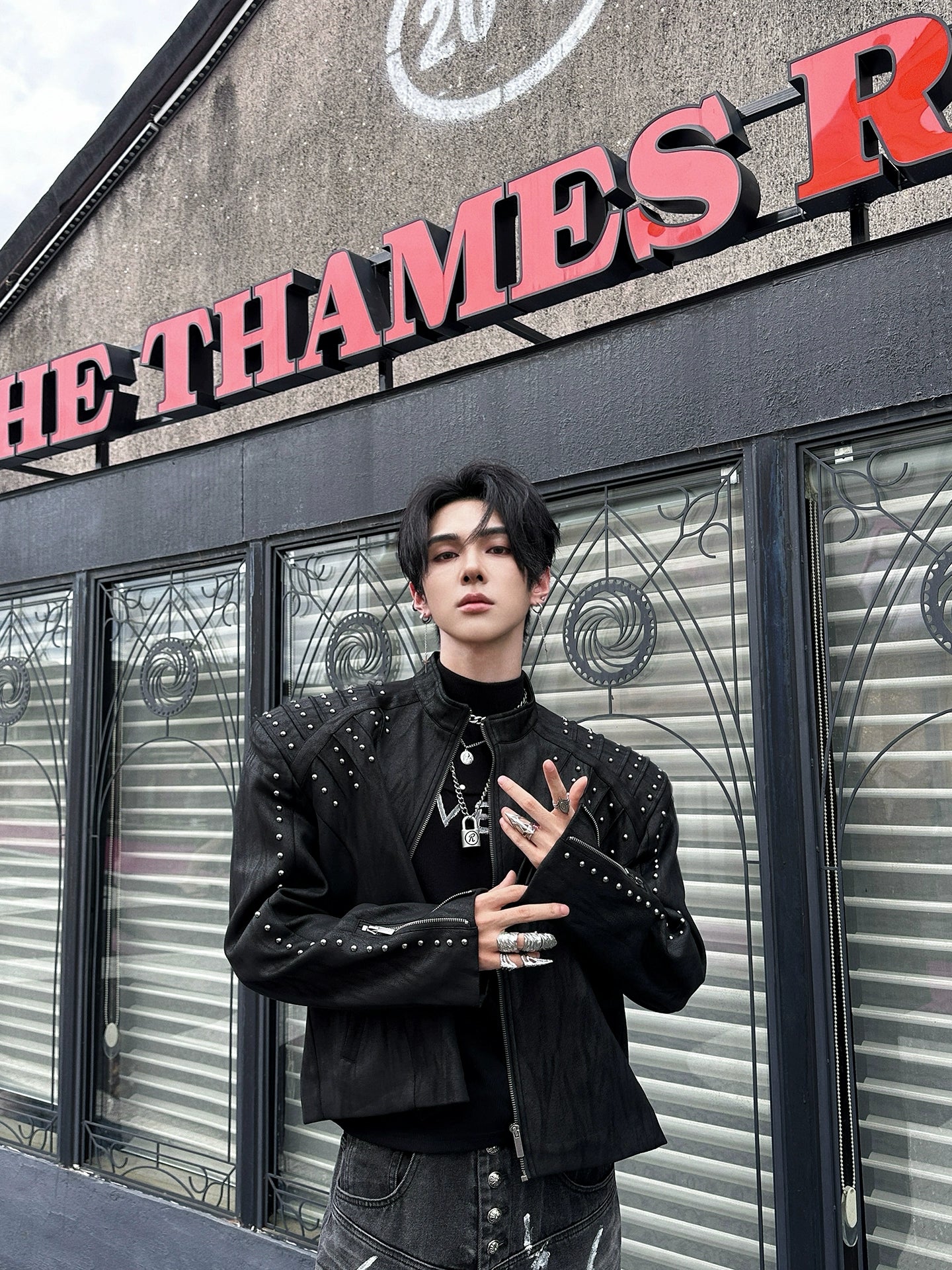 This Sanhoostudio leather jacket highlights a structured silhouette with padded shoulders, blending retro tailoring and modern edge. Perfect for autumn layering, it adds bold personality to streetwear outfits.