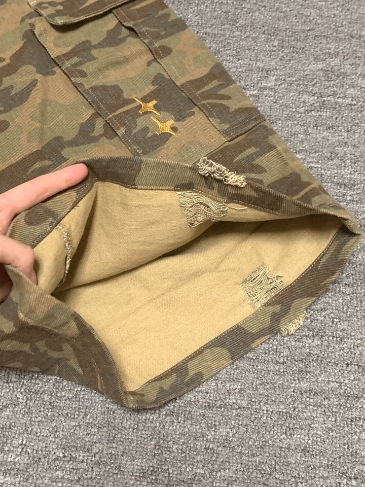 These Sanhoostudio denim shorts feature a camouflage print with vintage washing for a rugged retro effect. Designed with a relaxed fit, they deliver everyday comfort while embracing a military-inspired urban aesthetic.