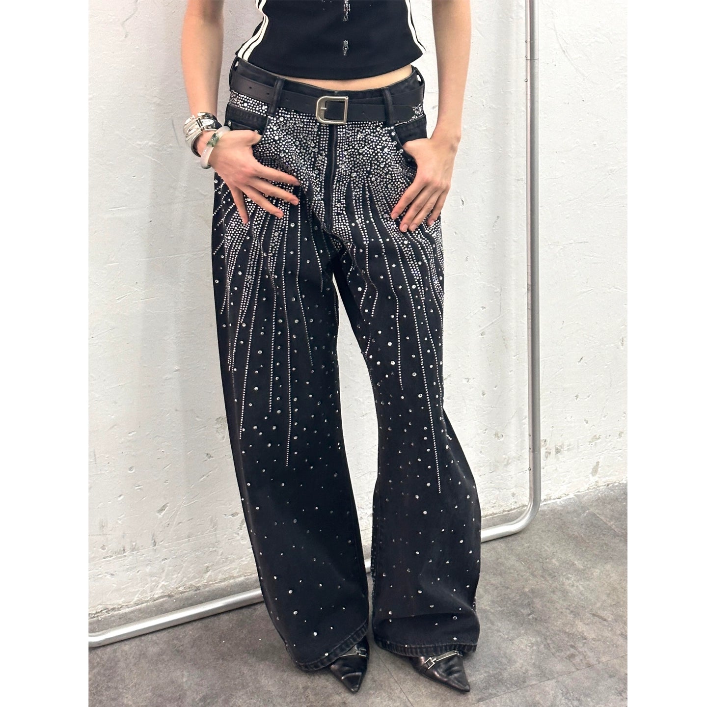 These laser rhinestone denim pants from Sanhoostudio sparkle with full-stone embellishments. Featuring a flared wide-leg silhouette, they embody futuristic glamour and bold streetwear style.