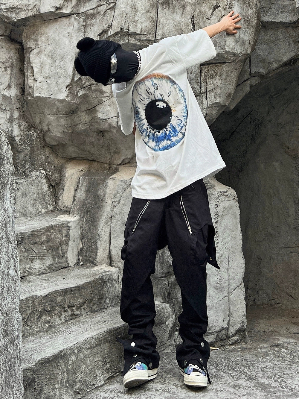 The Sanhoostudio functional zipper pants feature a straight-leg cut with punk-inspired hip-hop elements, bold zipper detailing, and a utilitarian aesthetic. Perfect for streetwear lovers, these pants combine comfort with striking urban energy for standout everyday styling.