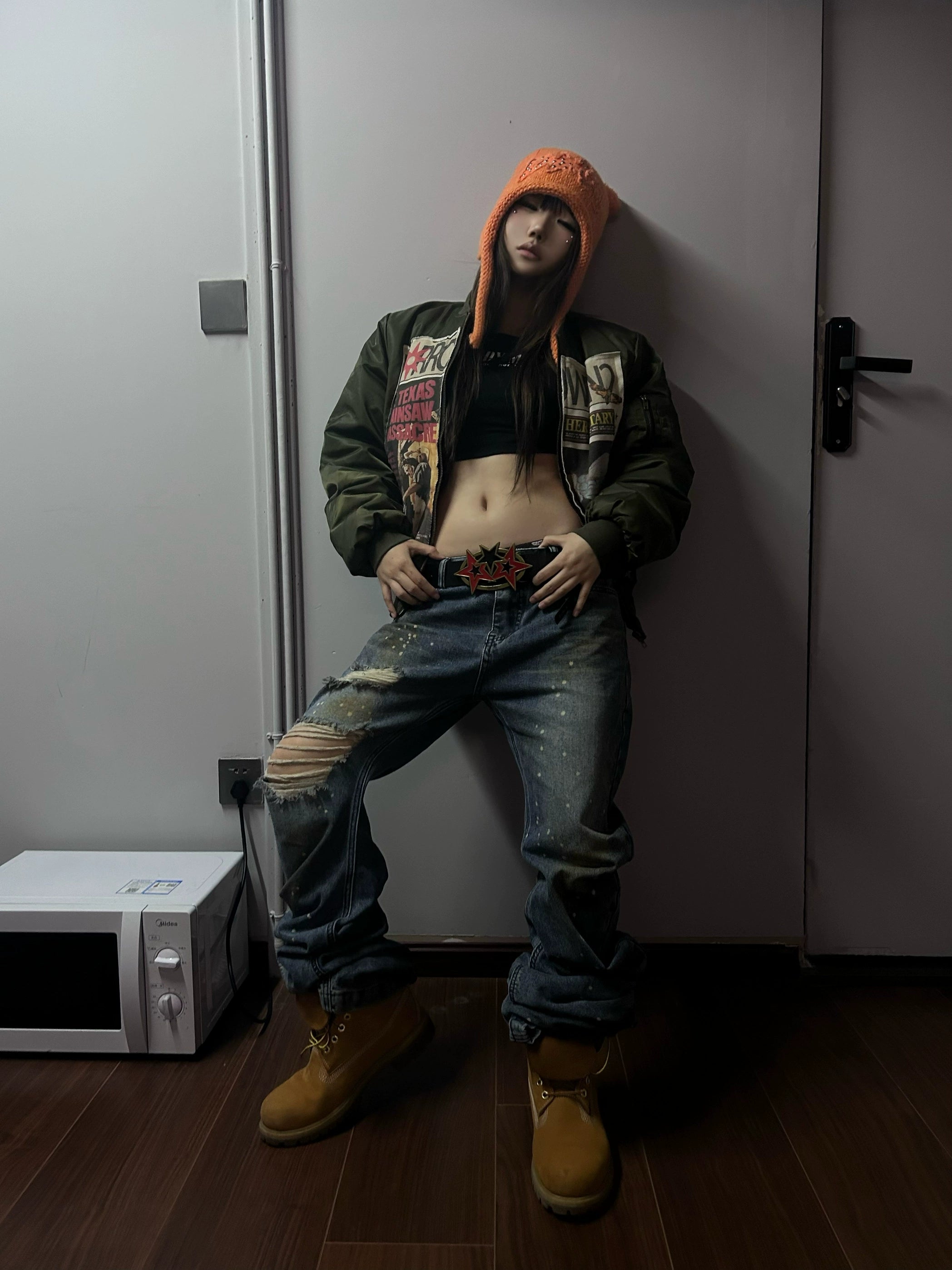 These blade-cut jeans by Sanhoostudio combine a heavy mud-dye wash, pleated textures, and distressed craftsmanship to create a futuristic yet rugged aesthetic. Perfect for grunge-inspired styling, high street fashion, or unique streetwear looks, they deliver both edge and originality.