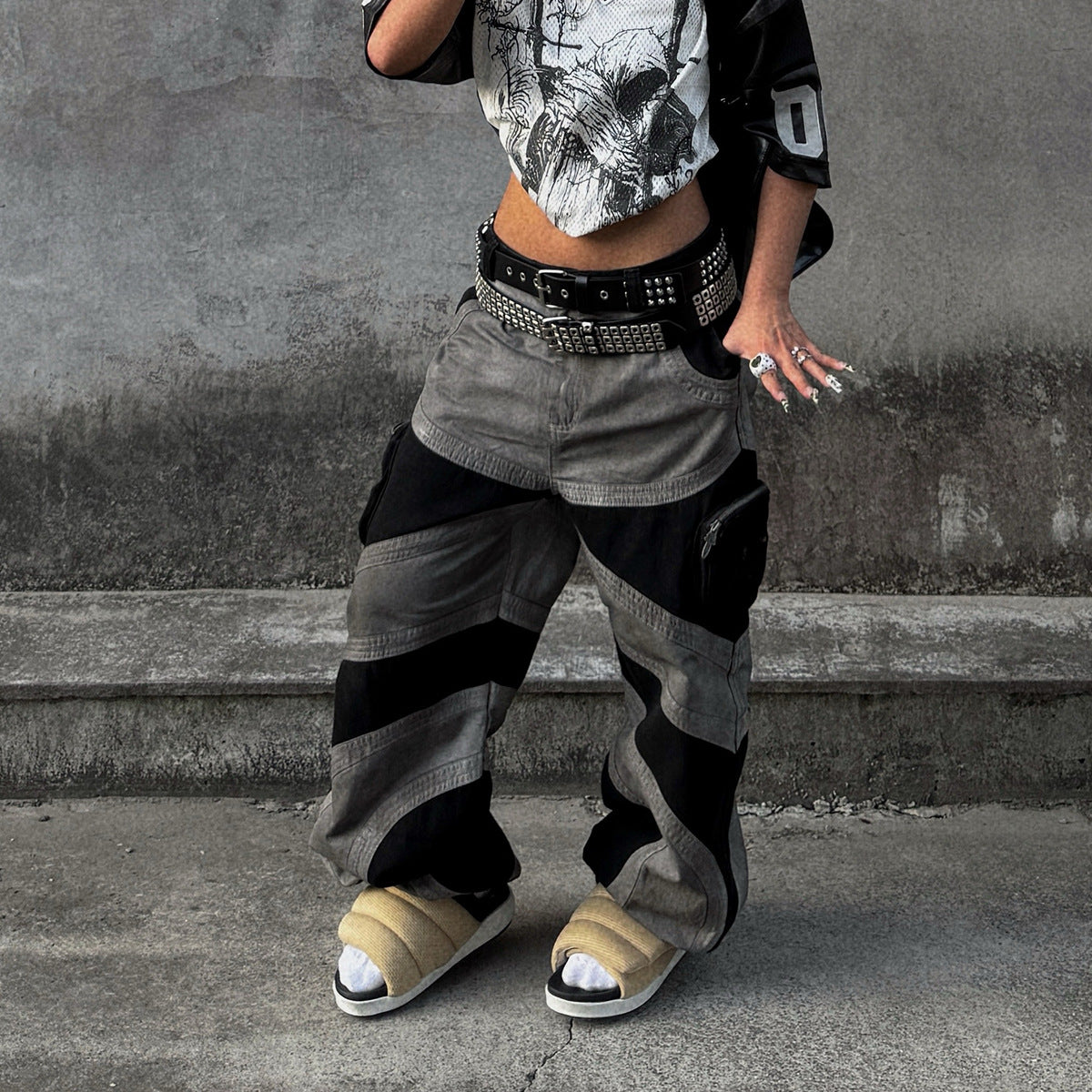 【25s Aug.】Dark Paratrooper Tactical Loose Overalls are inspired by military aesthetics and functional design. Featuring a loose, utility-style silhouette, these overalls are crafted from durable fabric with reinforced stitching for everyday wear and movement.