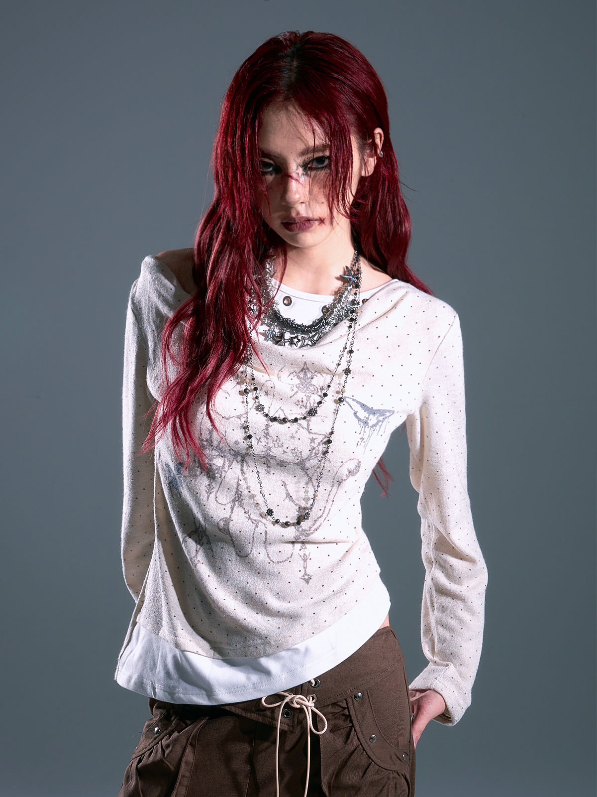 Shop Sanhoostudio’s retro-inspired polka dot knit top with a layered effect and slim fit. A perfect mix of vintage elegance and modern streetwear for versatile styling.