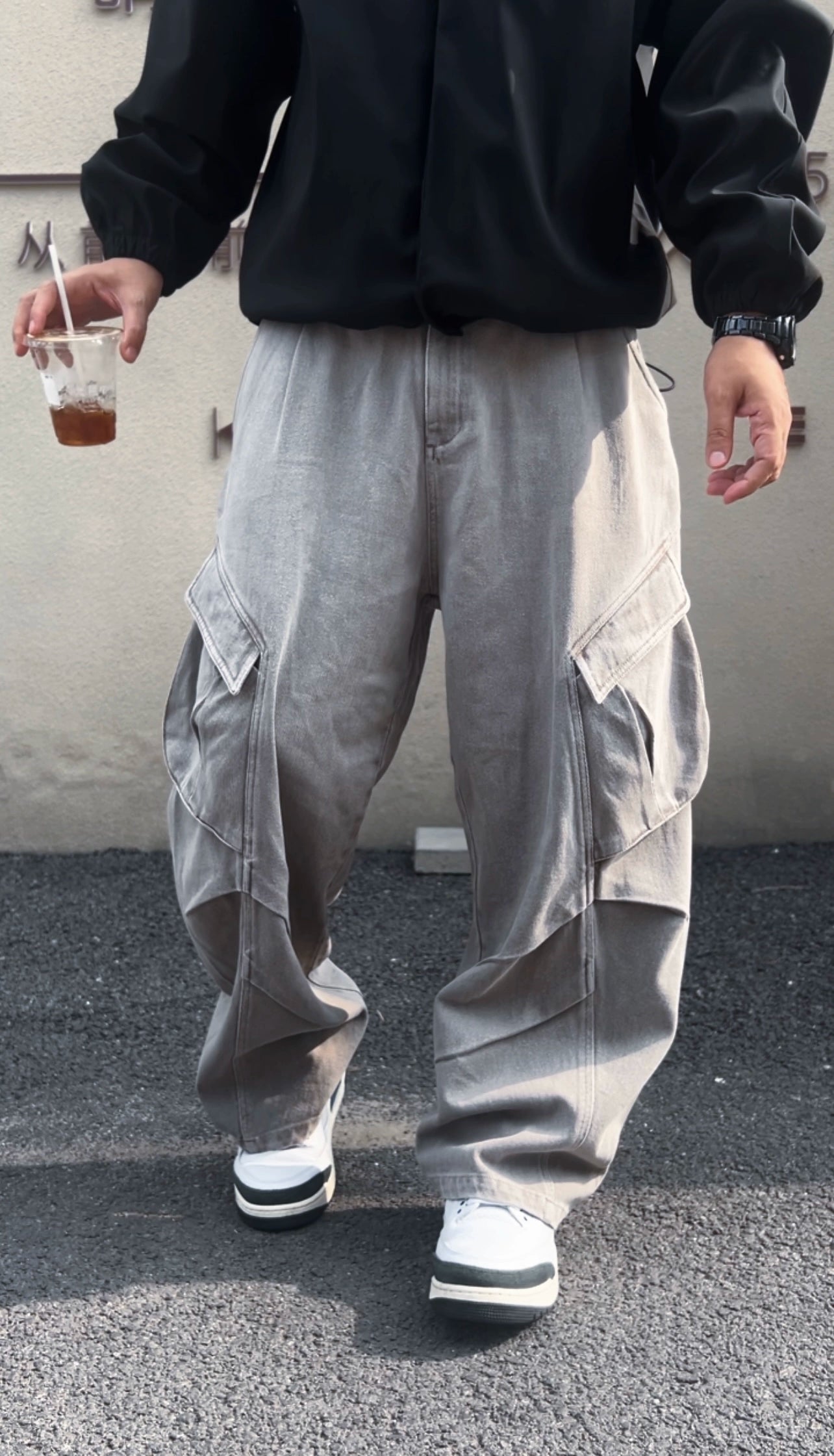 These Sanhoostudio cargo pants feature a blade-cut silhouette with pleated details and functional pockets. The wide-leg design blends avant-garde construction with utilitarian streetwear for a bold daily look.